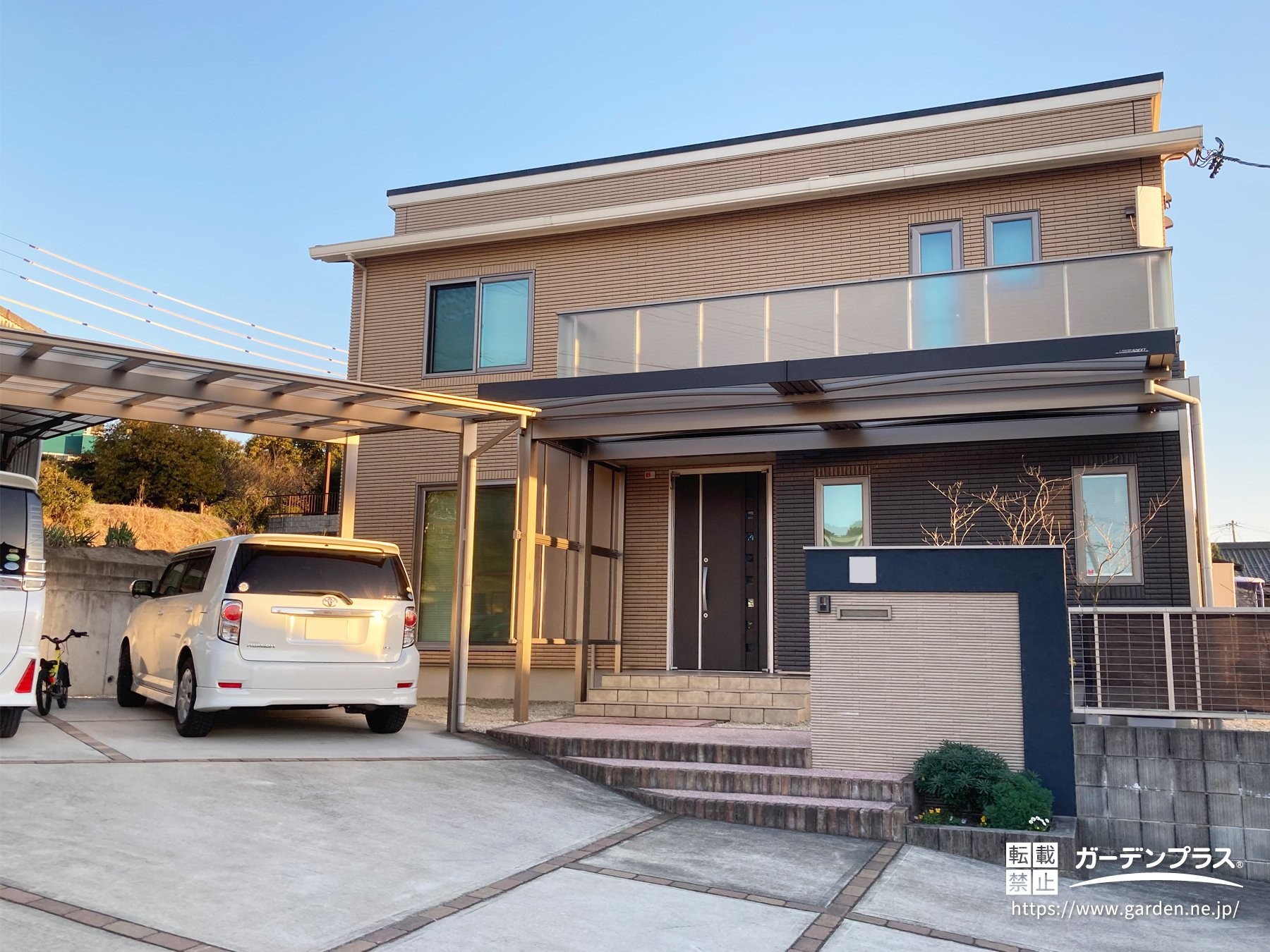 住まいと美しく調和するカーポート