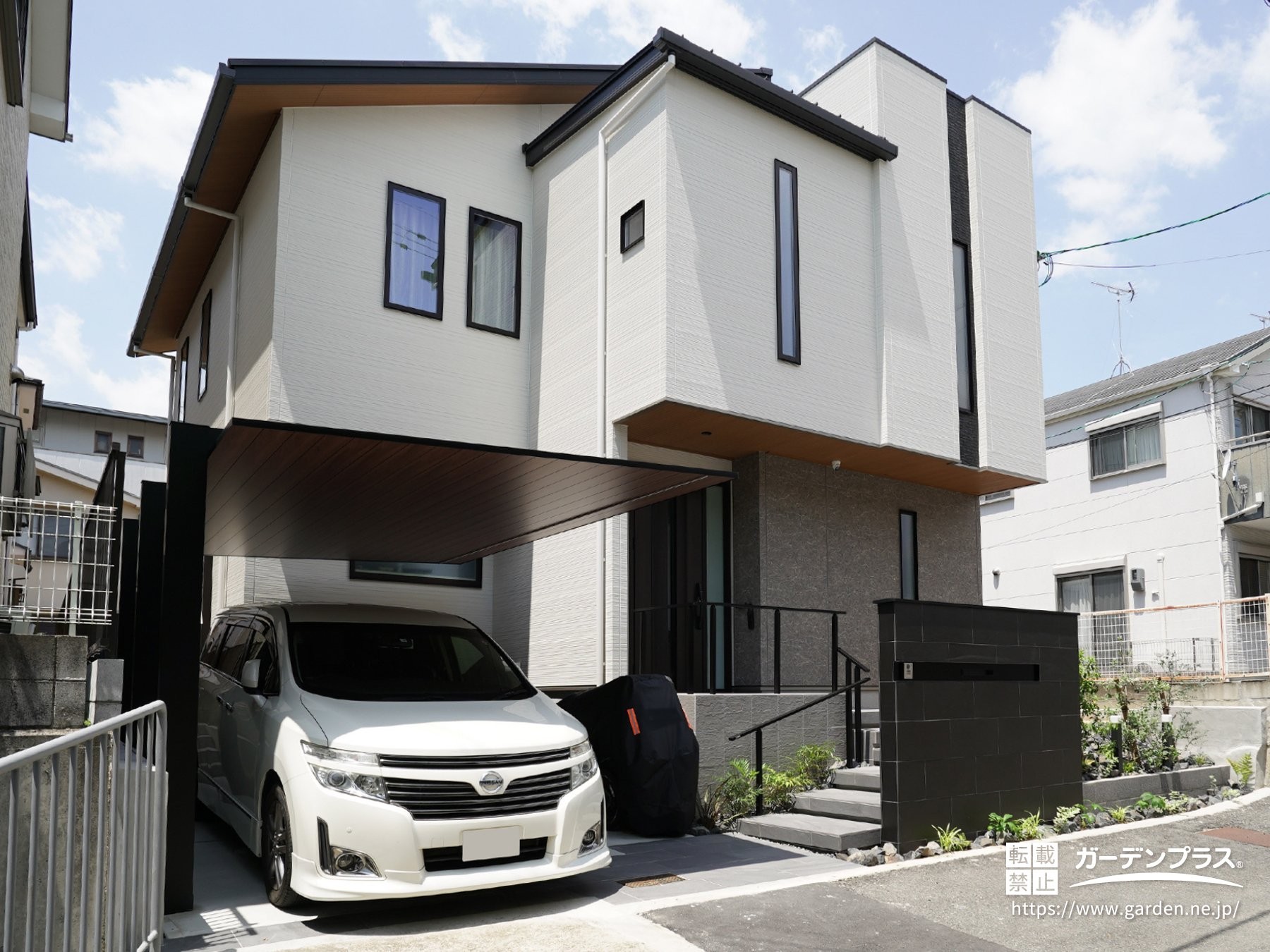 ブラックの門柱と溶け合う、木調天井のカーポートSC