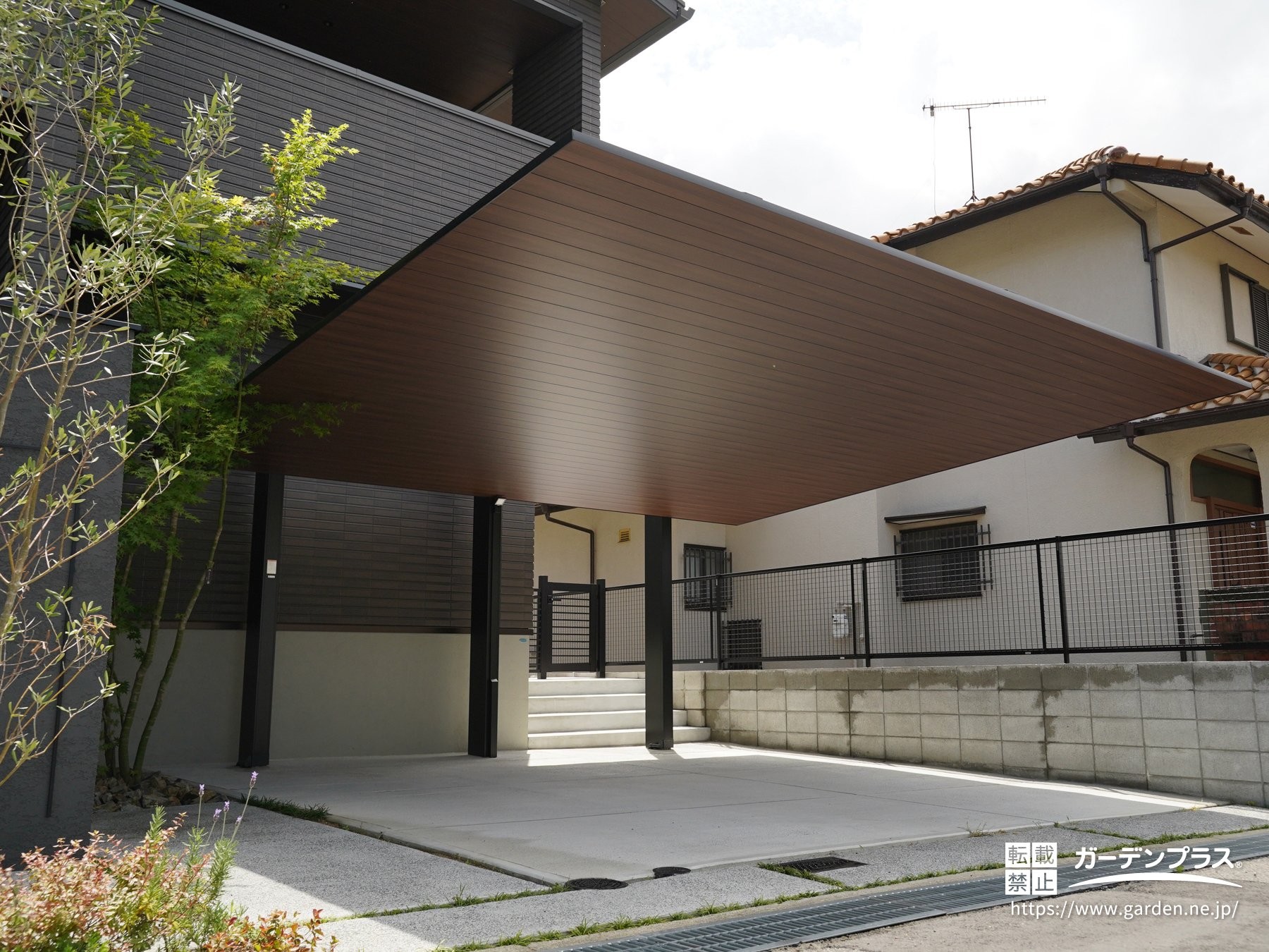 圧倒的な存在感を放つ後方支持のカーポートSCワイド