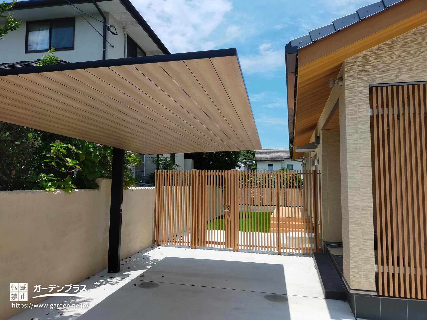 和モダンの格子とリンクするオーク調のカーポートSC