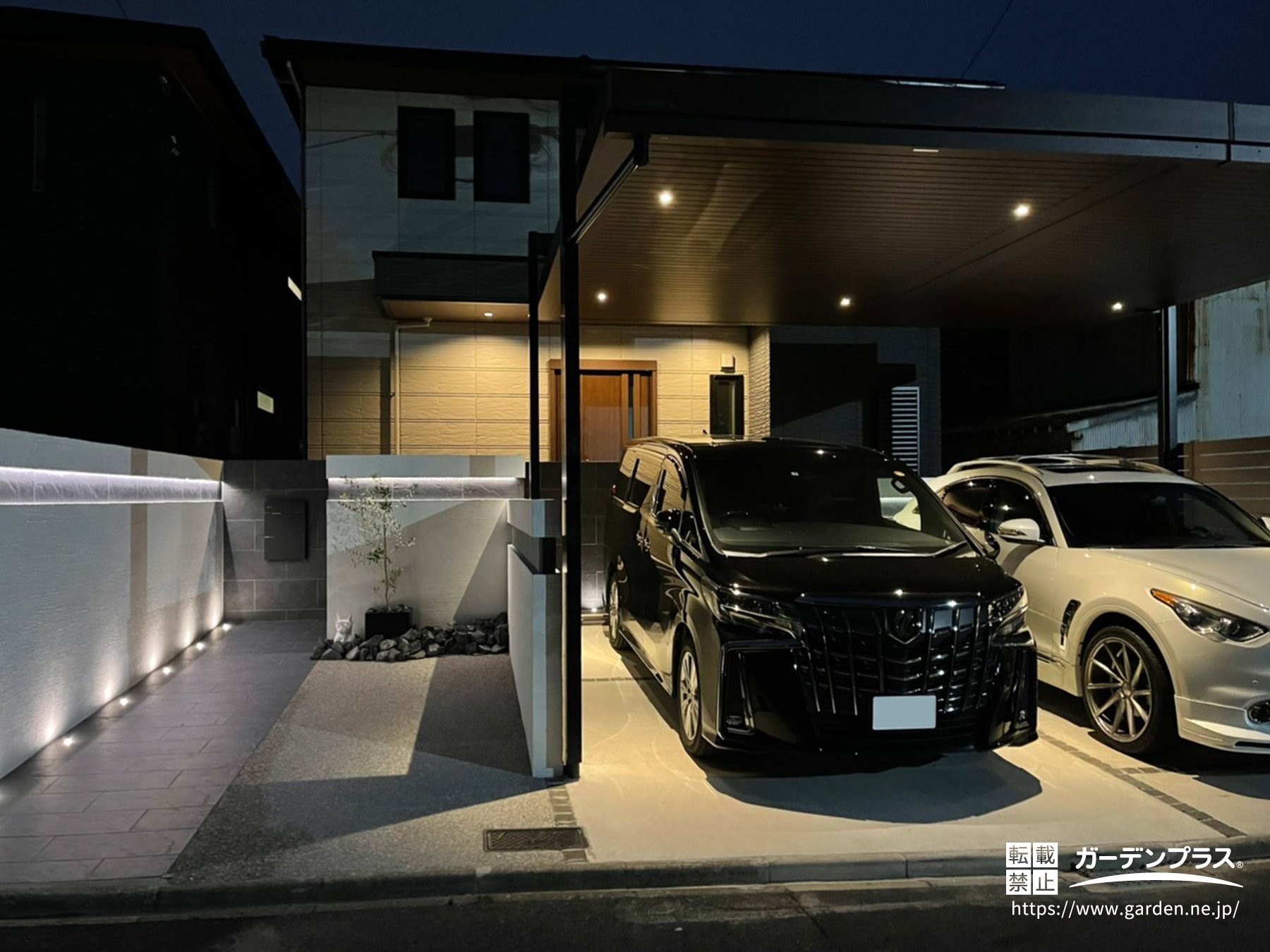 アプローチの照明と美しく調和するダウンライト