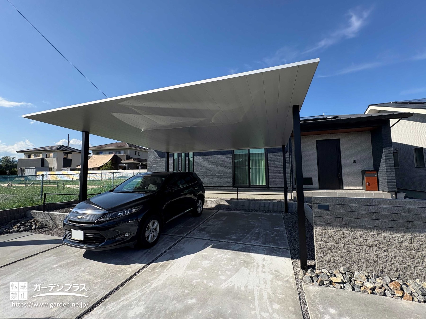 ノイズレスなデザインが際立つプレーンルーフ2台用