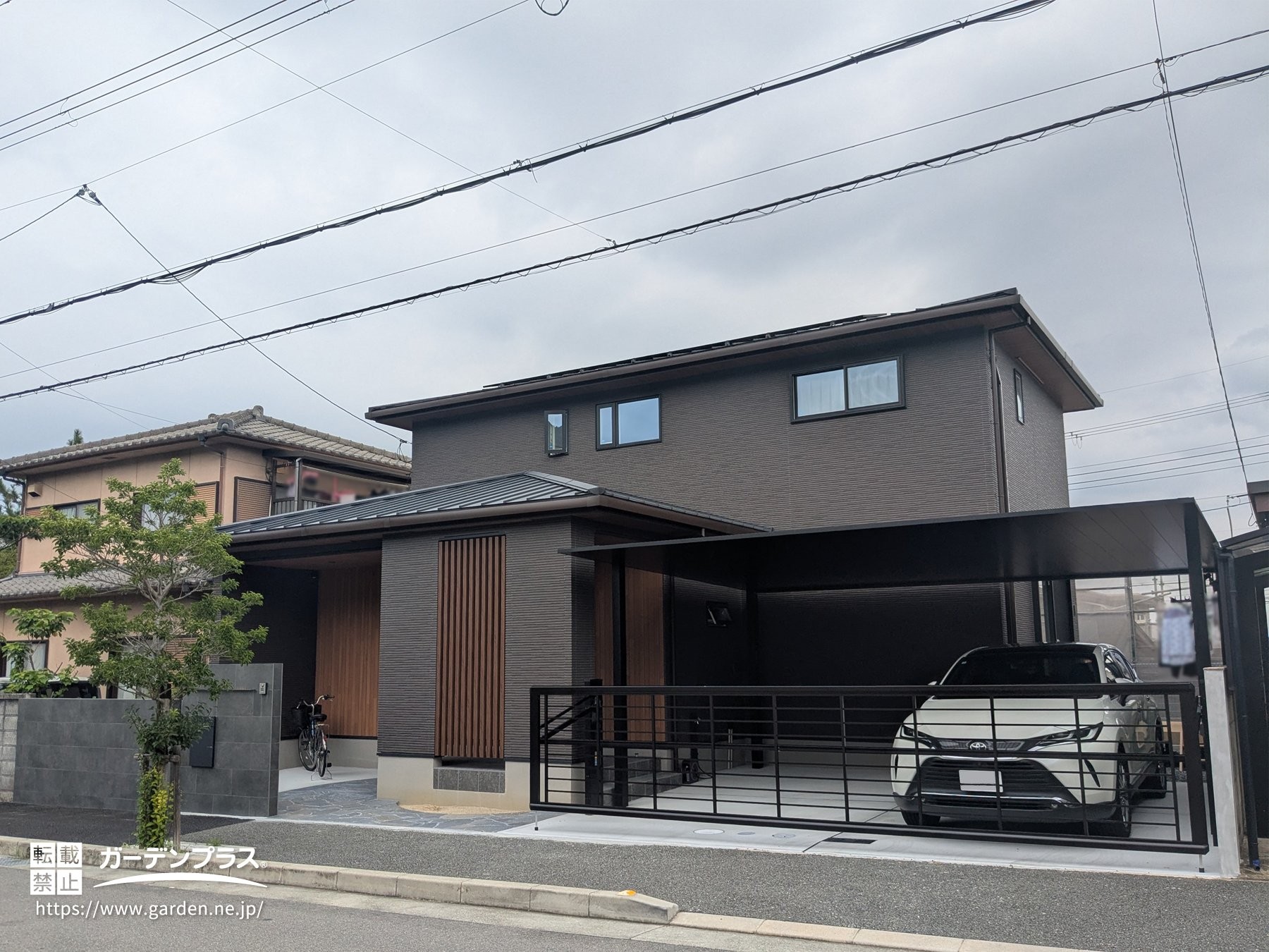 住宅のラインに溶け込むプレーンルーフ