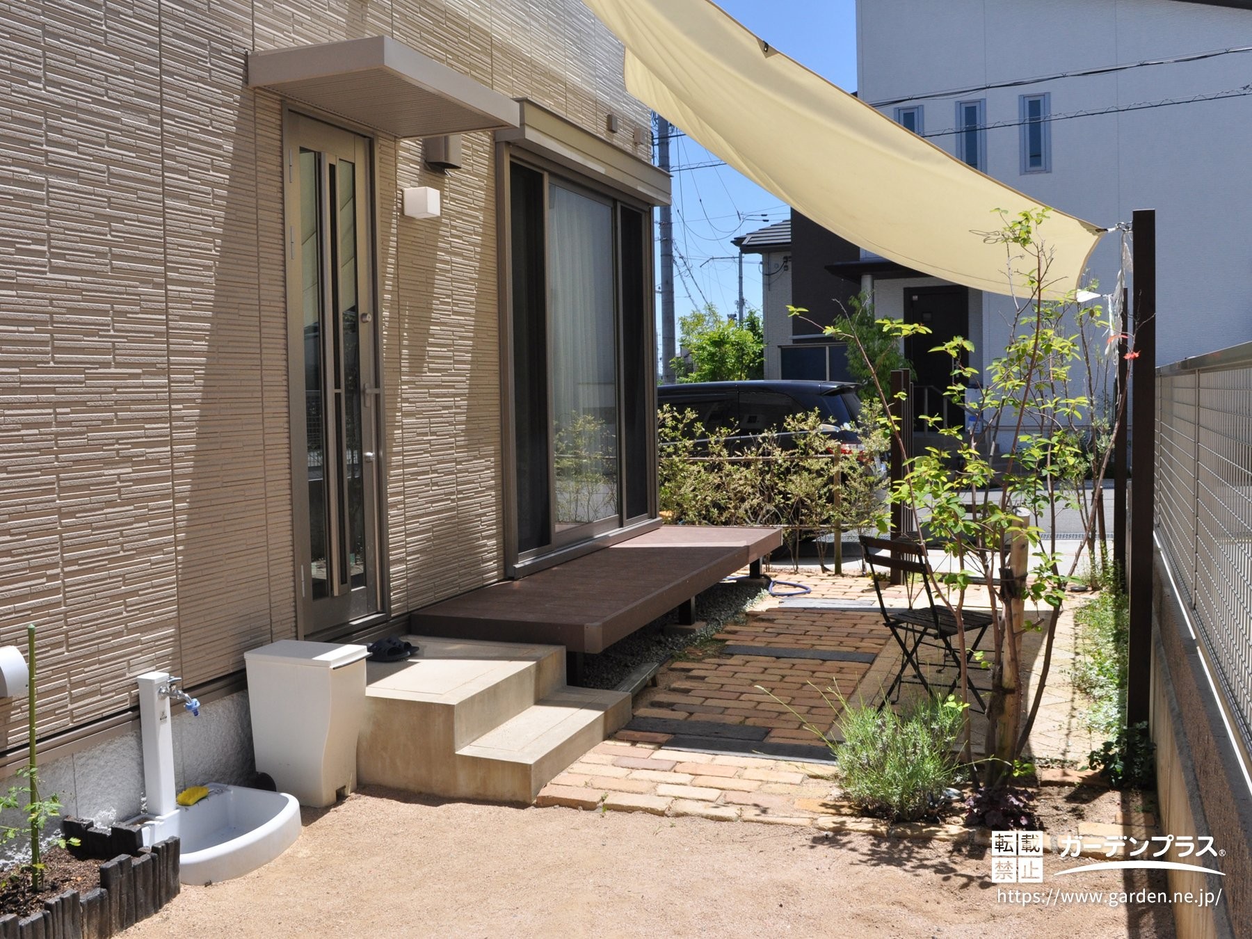 ウッドデッキとタープを設置したおしゃれなお庭