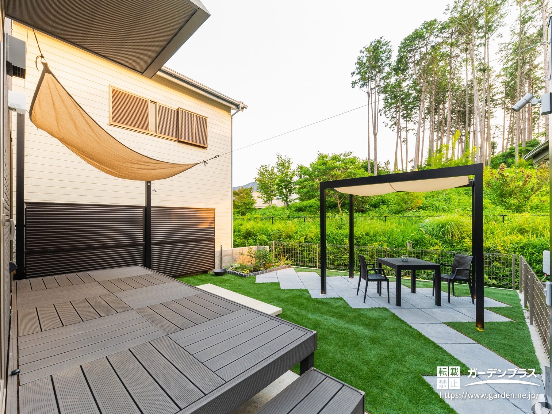 タープを設置した開放感のあるおしゃれなウッドデッキ