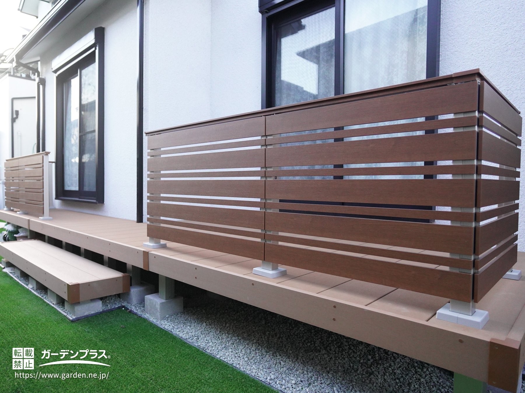 モダンなフェンスとウッドデッキ