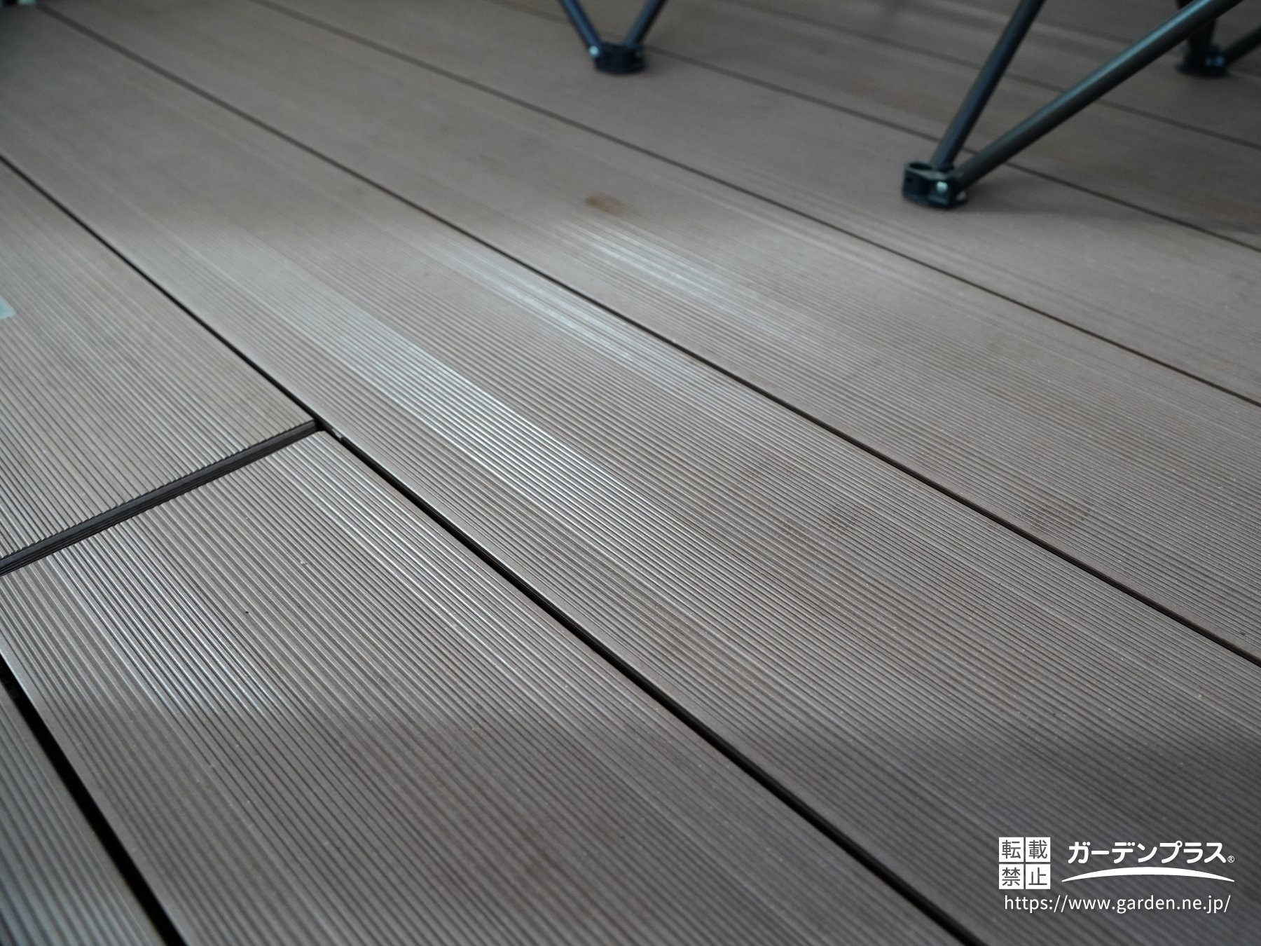 天然木のような繊細な木目が美しいウッドデッキ