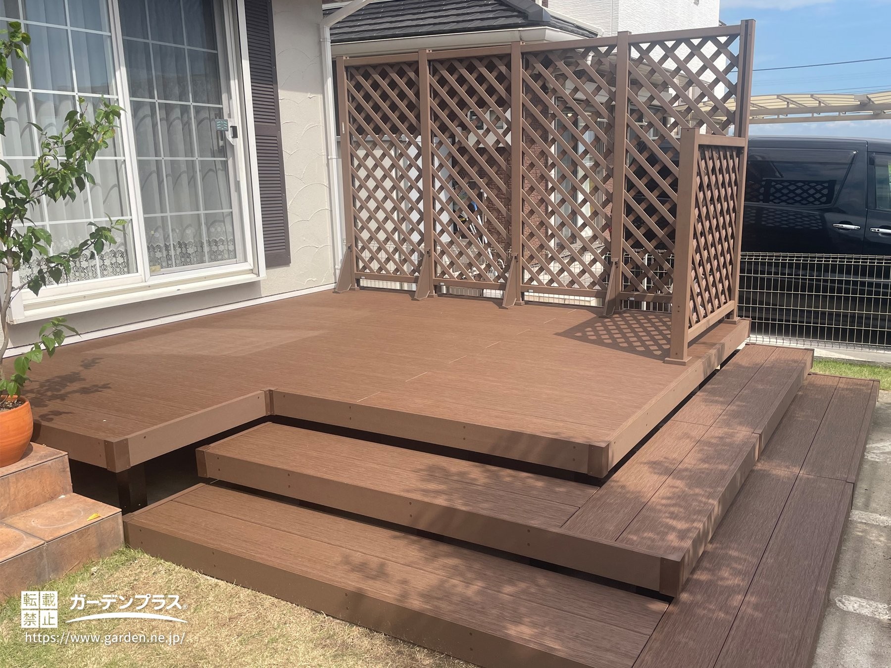 人工木のウッドデッキ