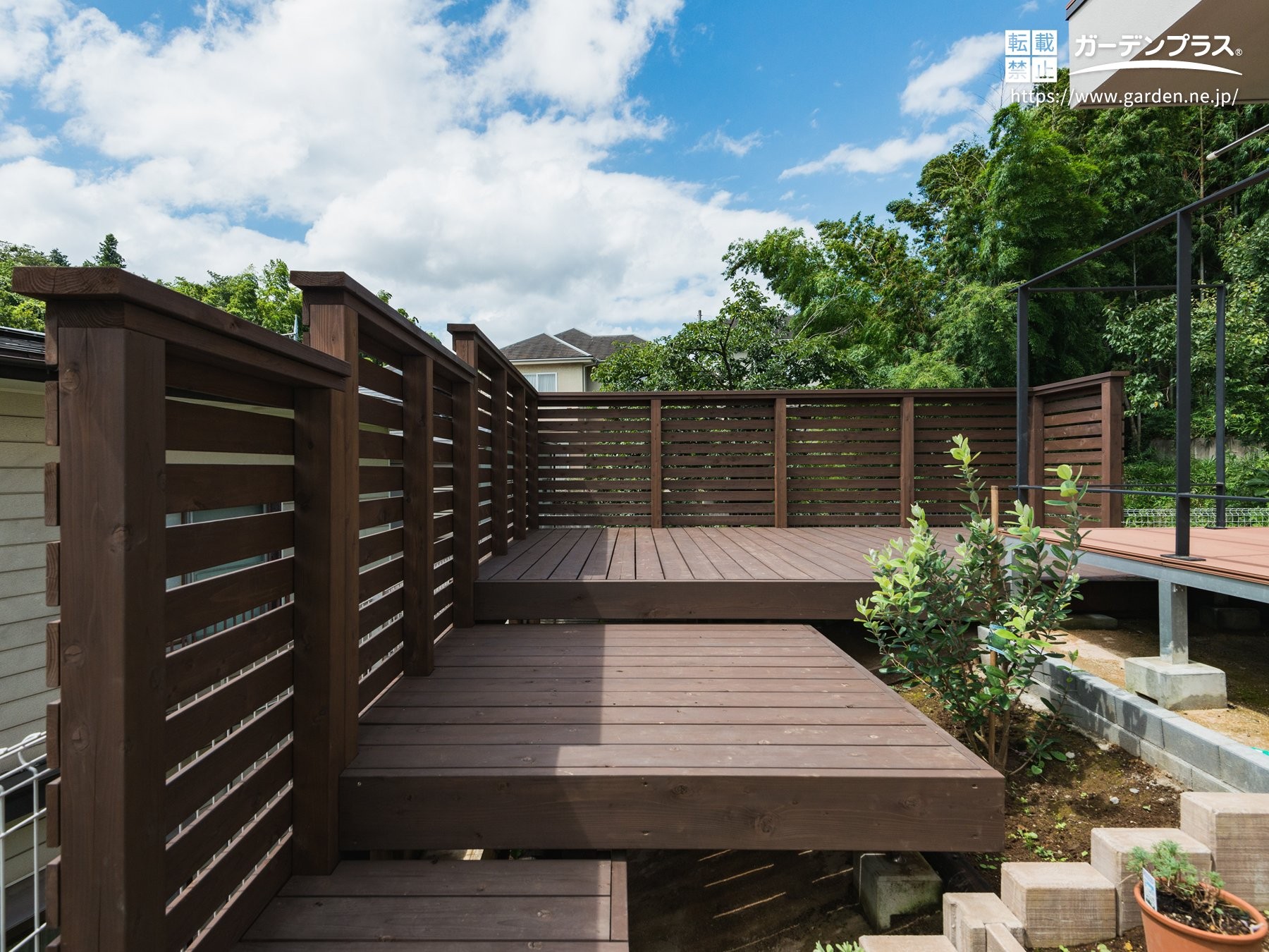 天然木のウッドデッキ