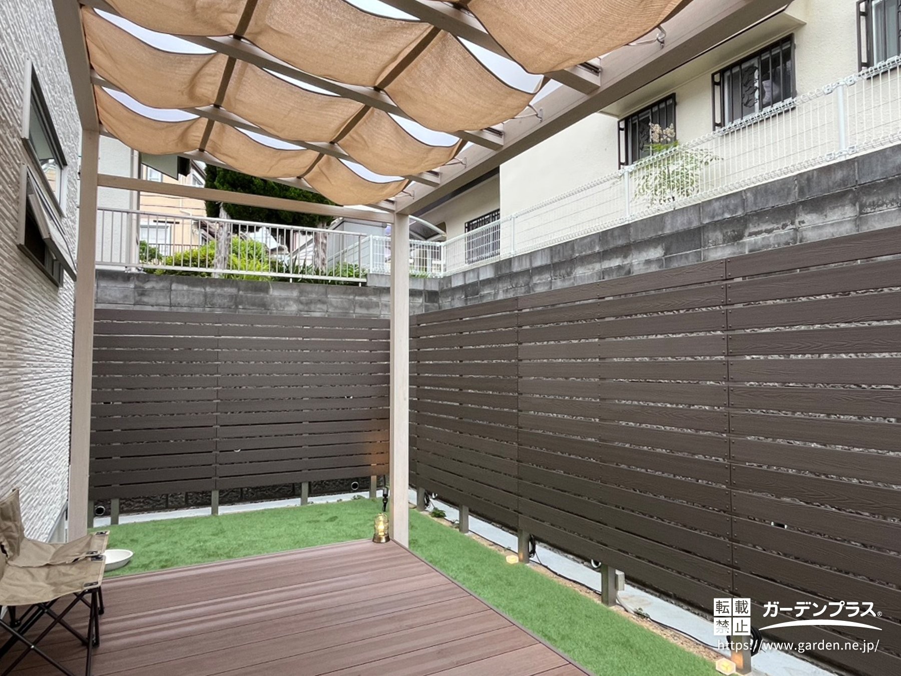 フェンスで囲まれた安心感のあるウッドデッキ