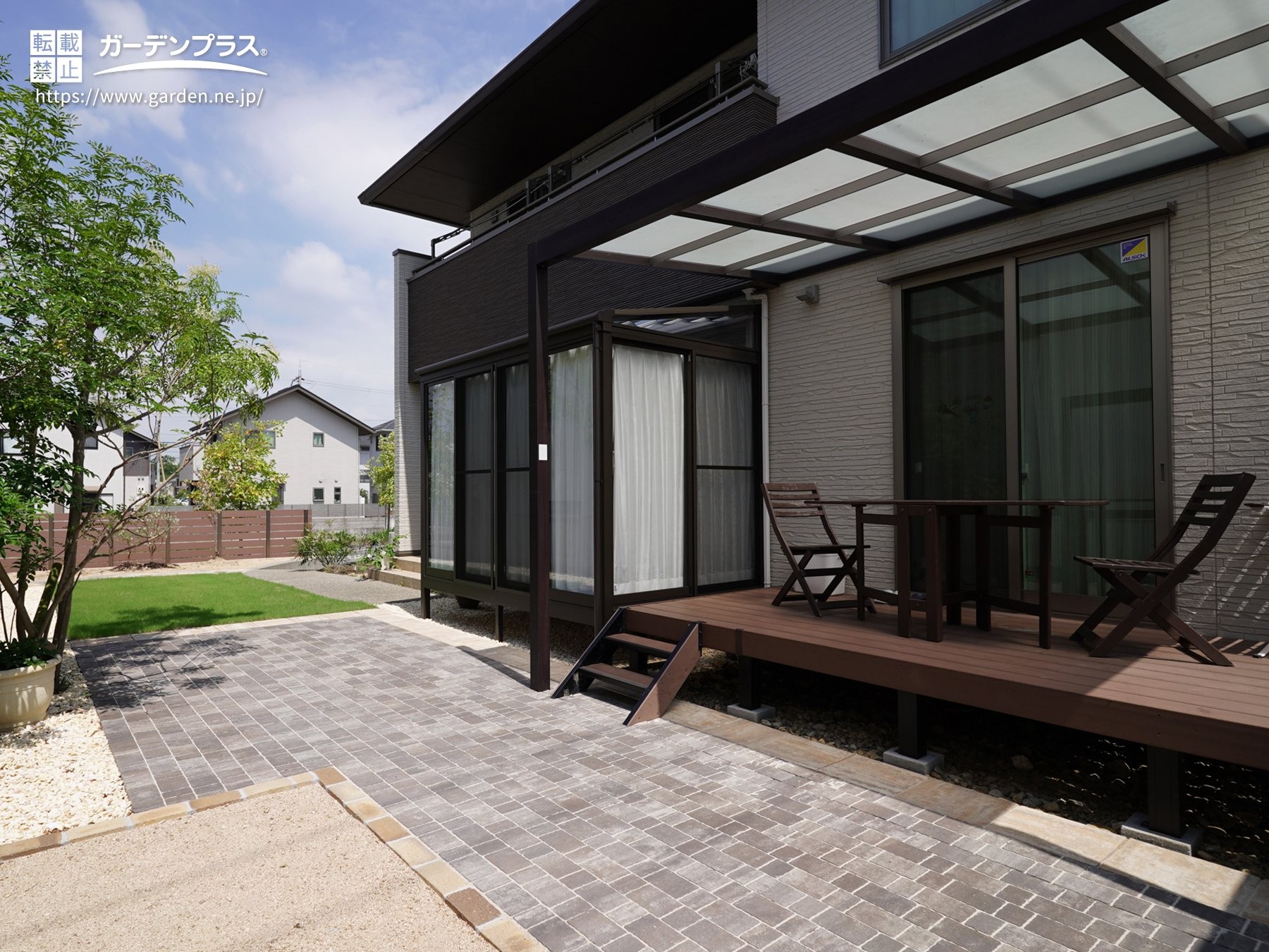 屋根付きウッドデッキに家具を置いたテラス空間