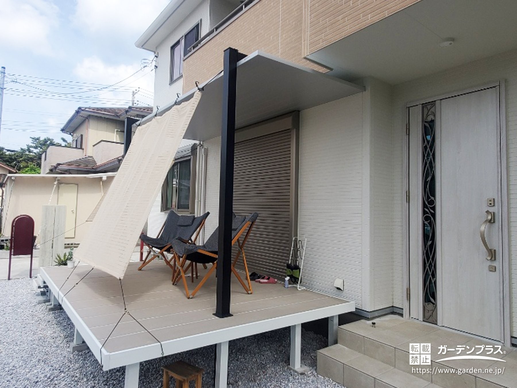 グレーマーブルのウッドデッキと黒い柱のテラス屋根