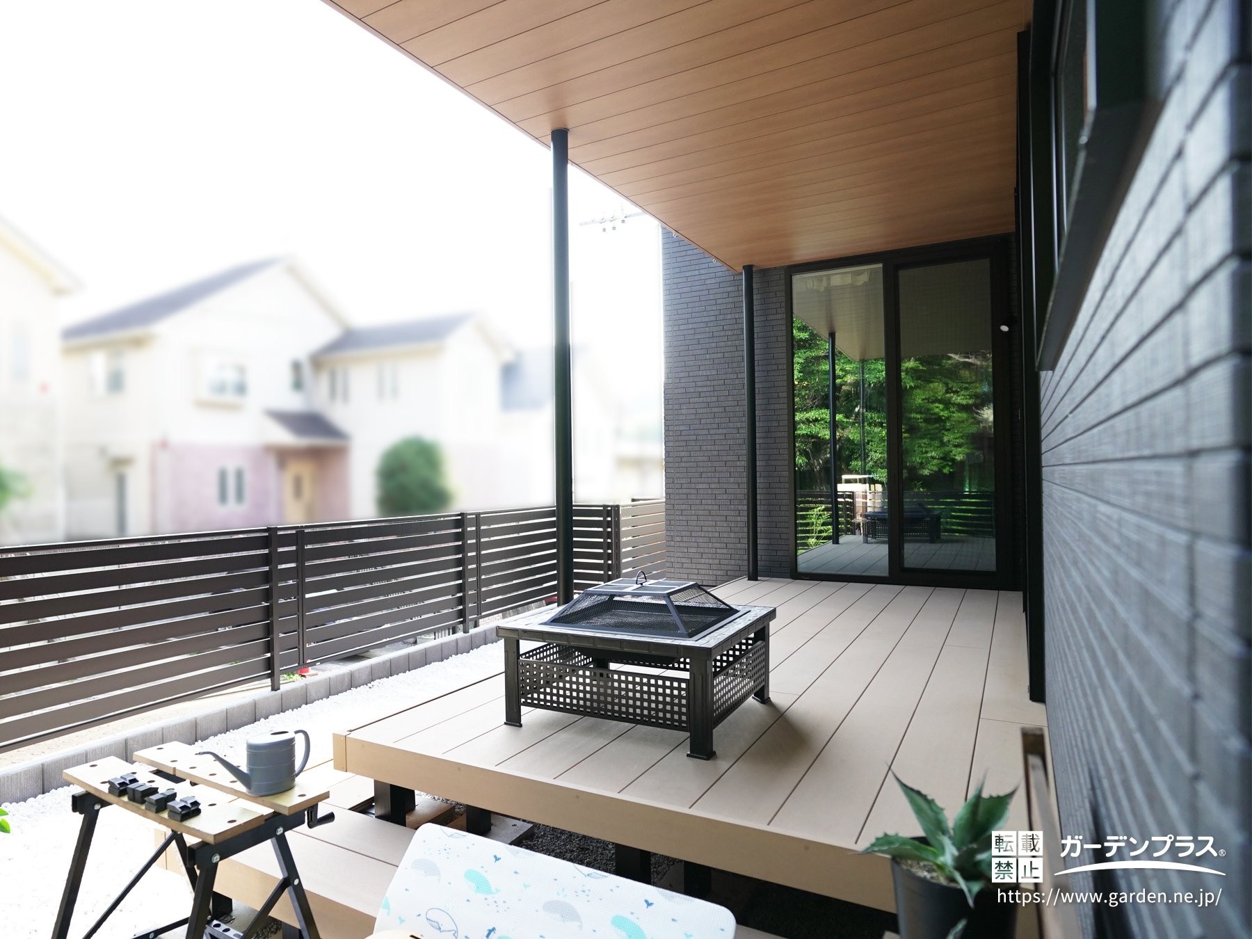 室内から続くようなウッドデッキと木調ルーフ