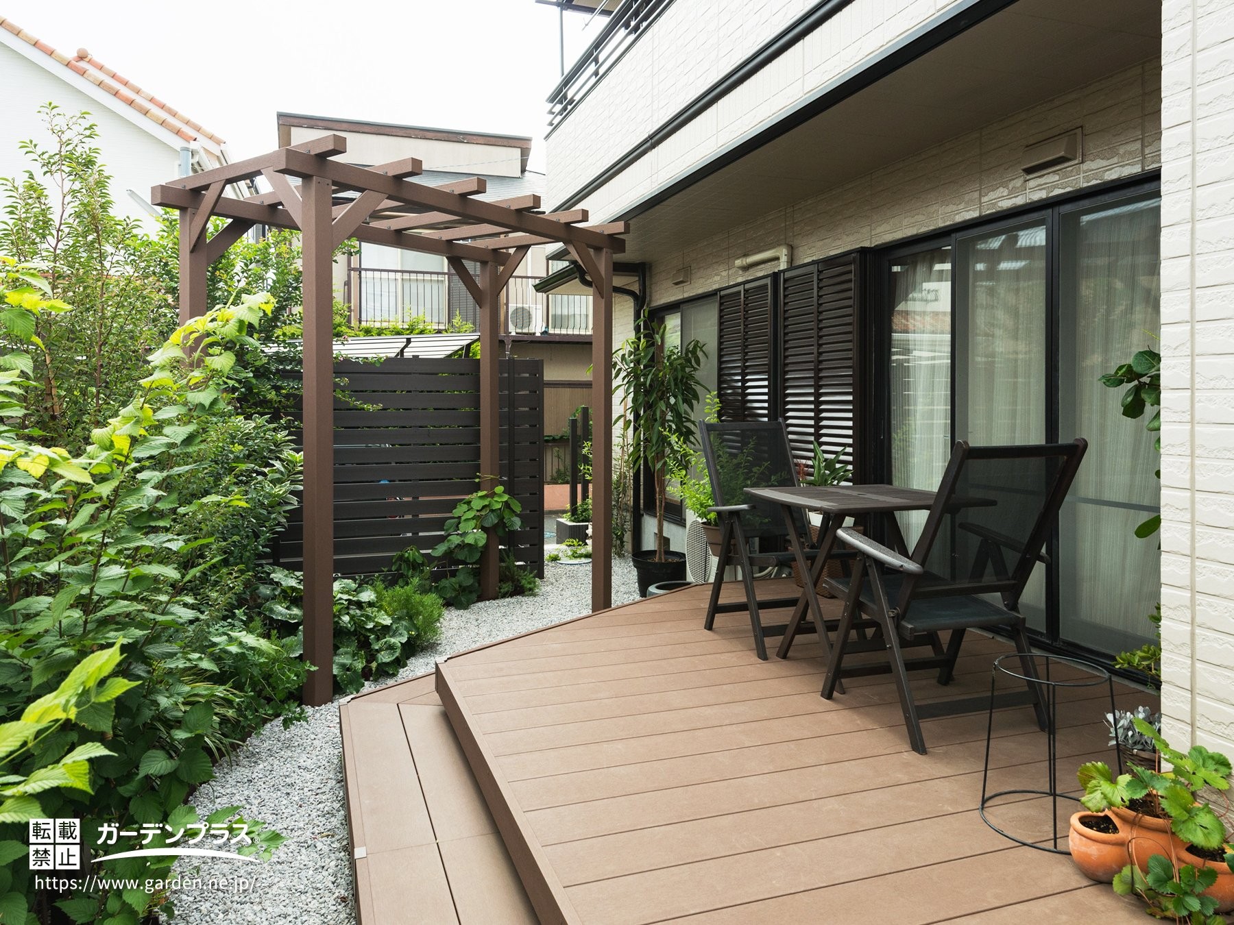 パーゴラのあるお庭とウッドデッキ