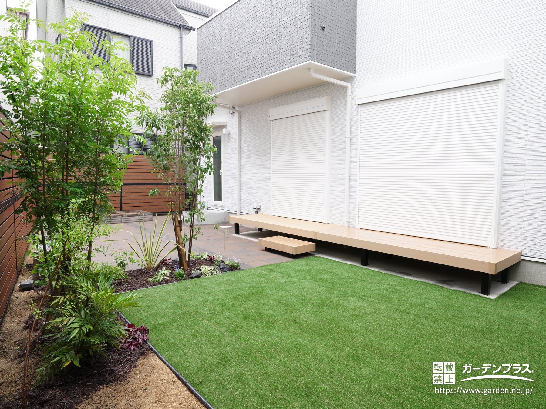 濡縁風ウッドデッキと緑が調和するお庭