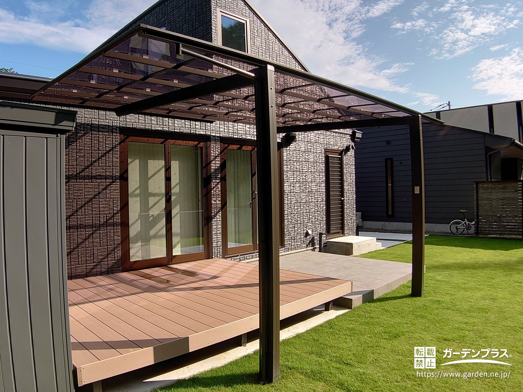 ウッドデッキを覆う明るいテラス屋根