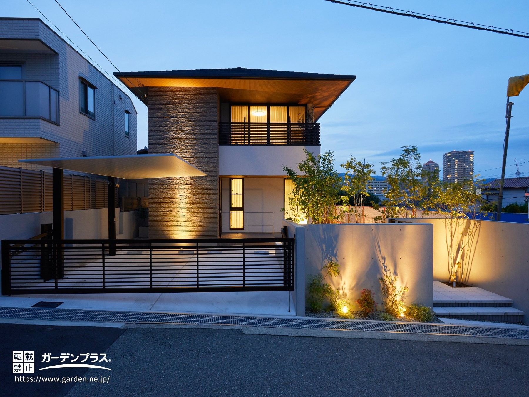 アップライティングを取り入れた外構照明