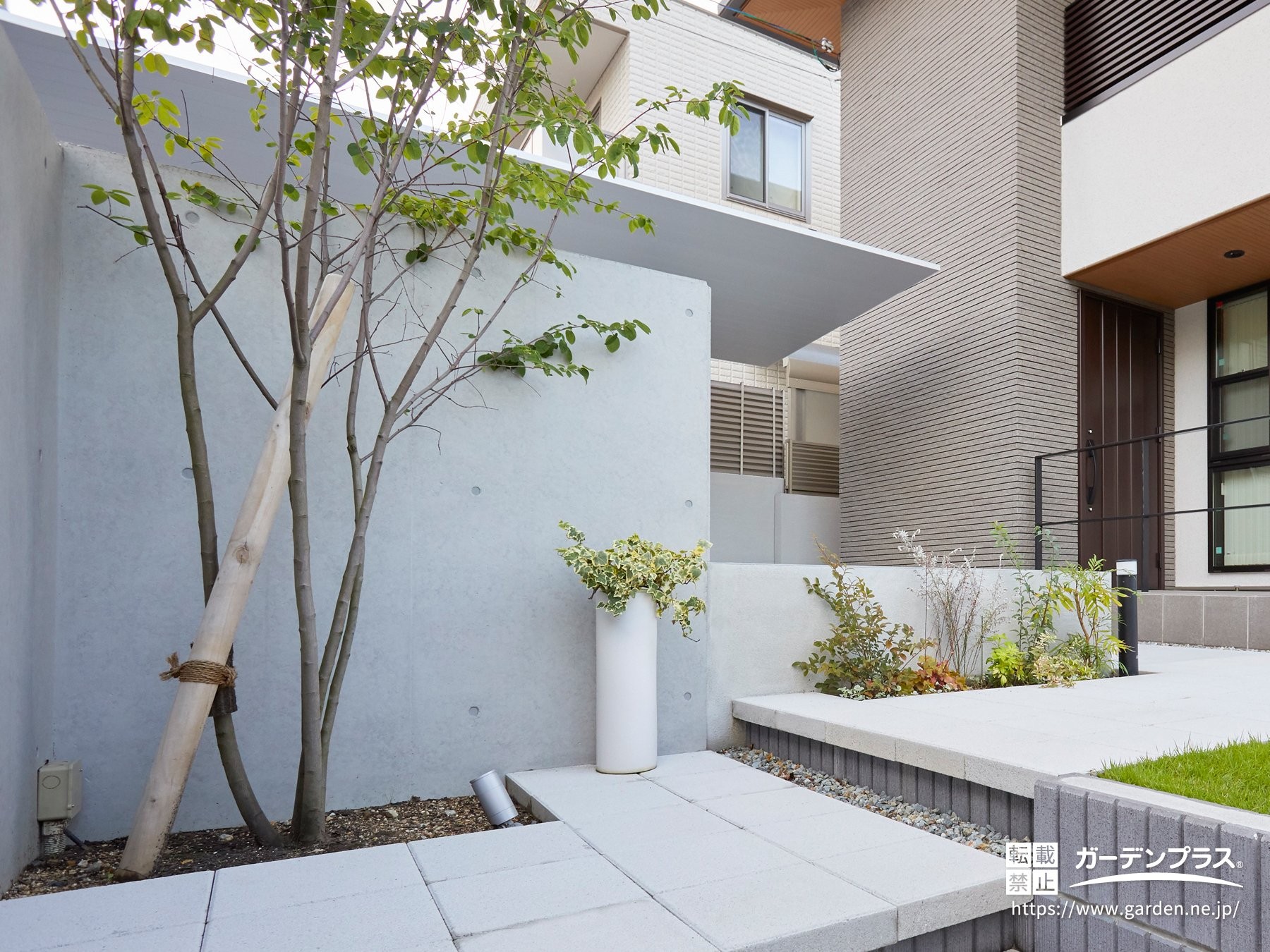 明るくすっきりとした印象の外構