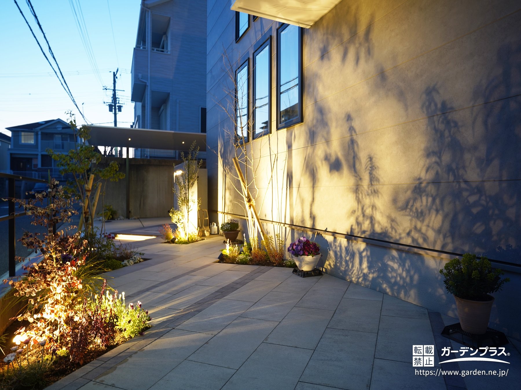 植栽の影が幻想的な外構照明