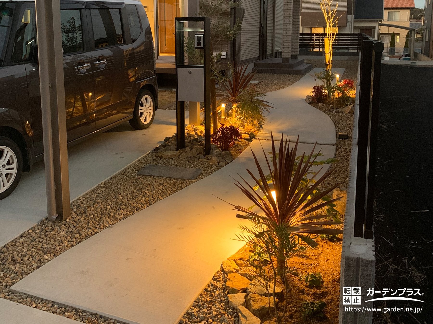 アプローチを照らす温かい光の道