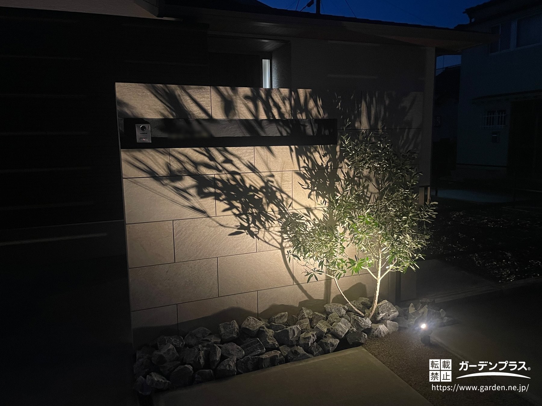 門柱にくっきりと浮かび上がる植栽の影