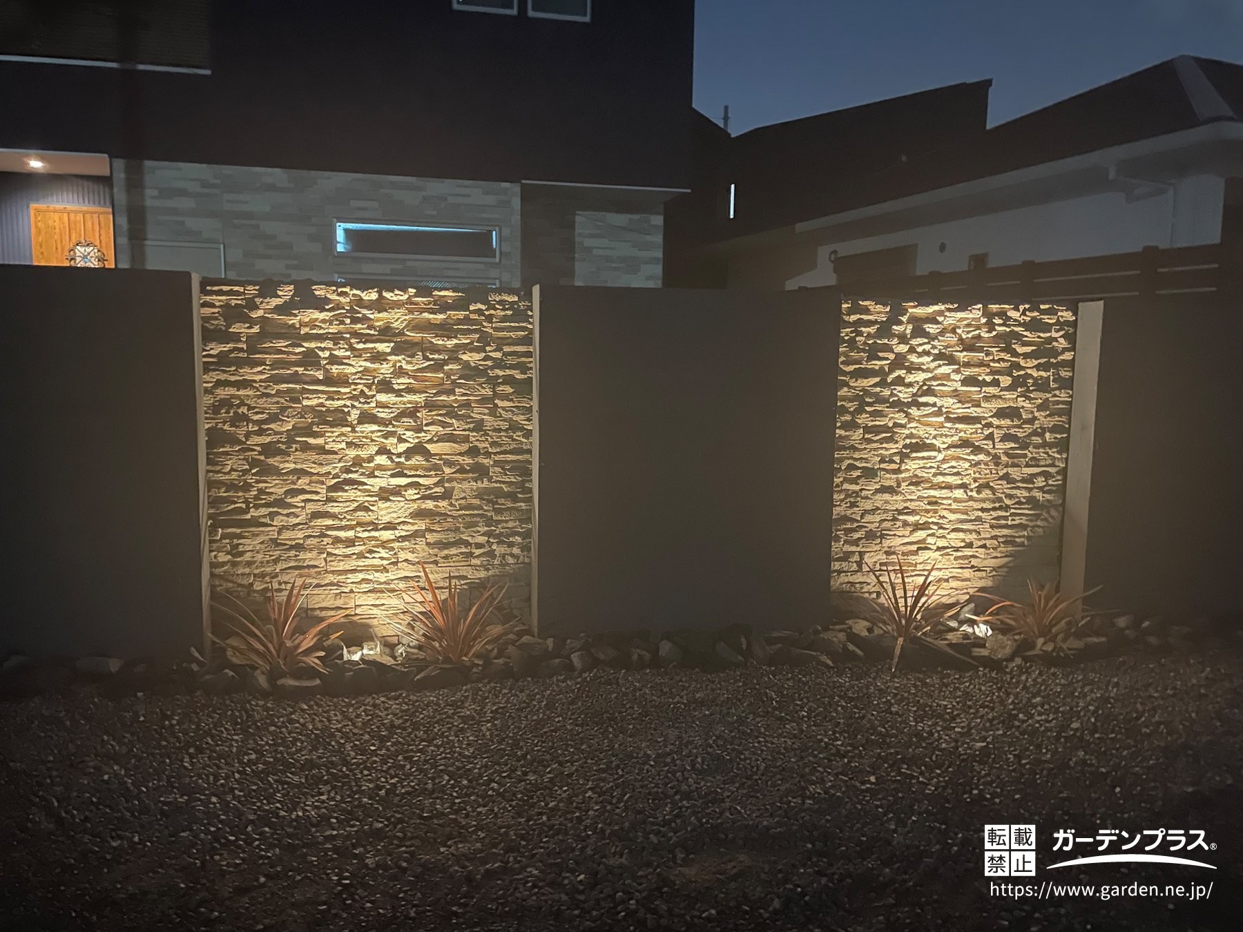 塀の陰影が浮かびある外構