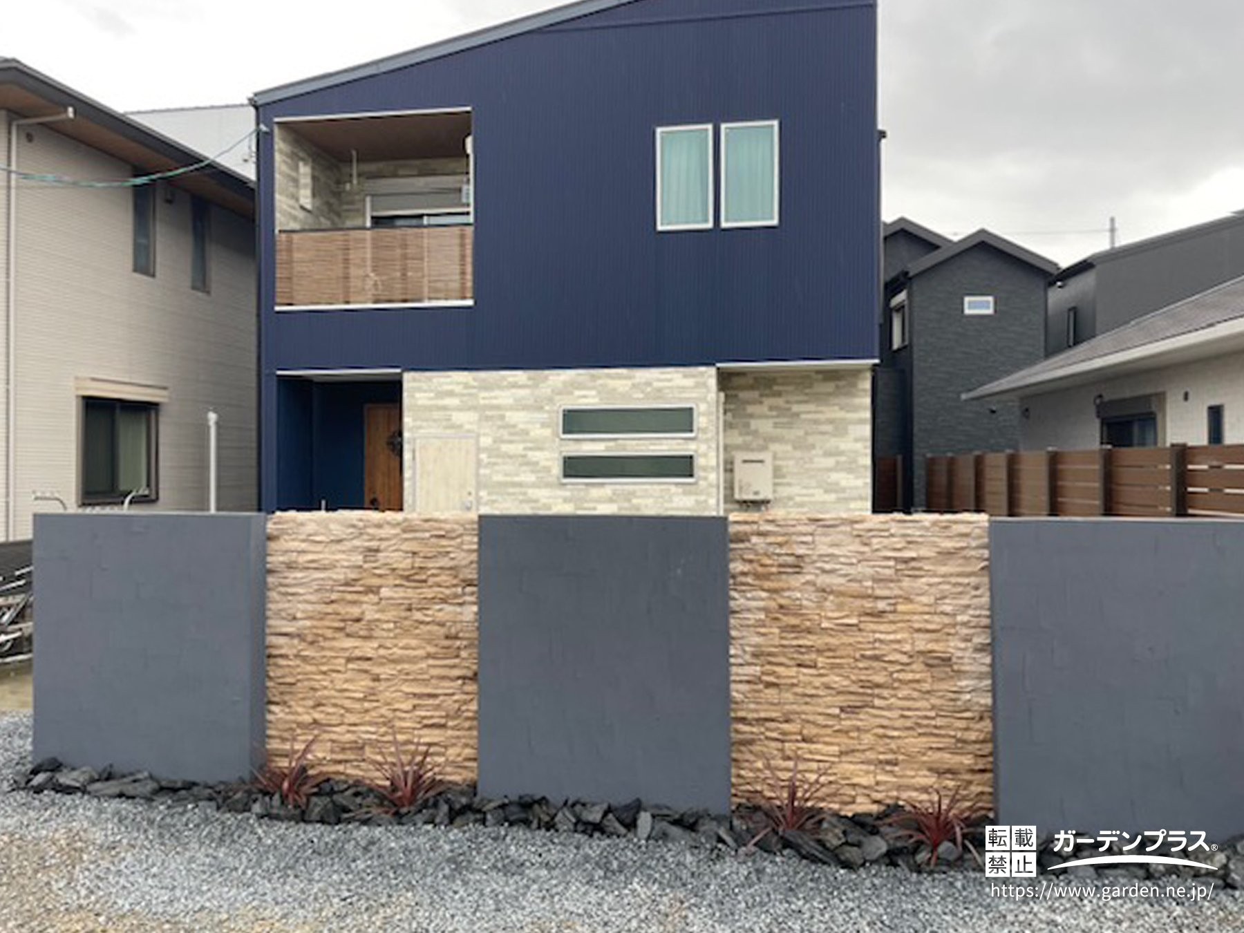 タイル貼りの塀がおしゃれな外構