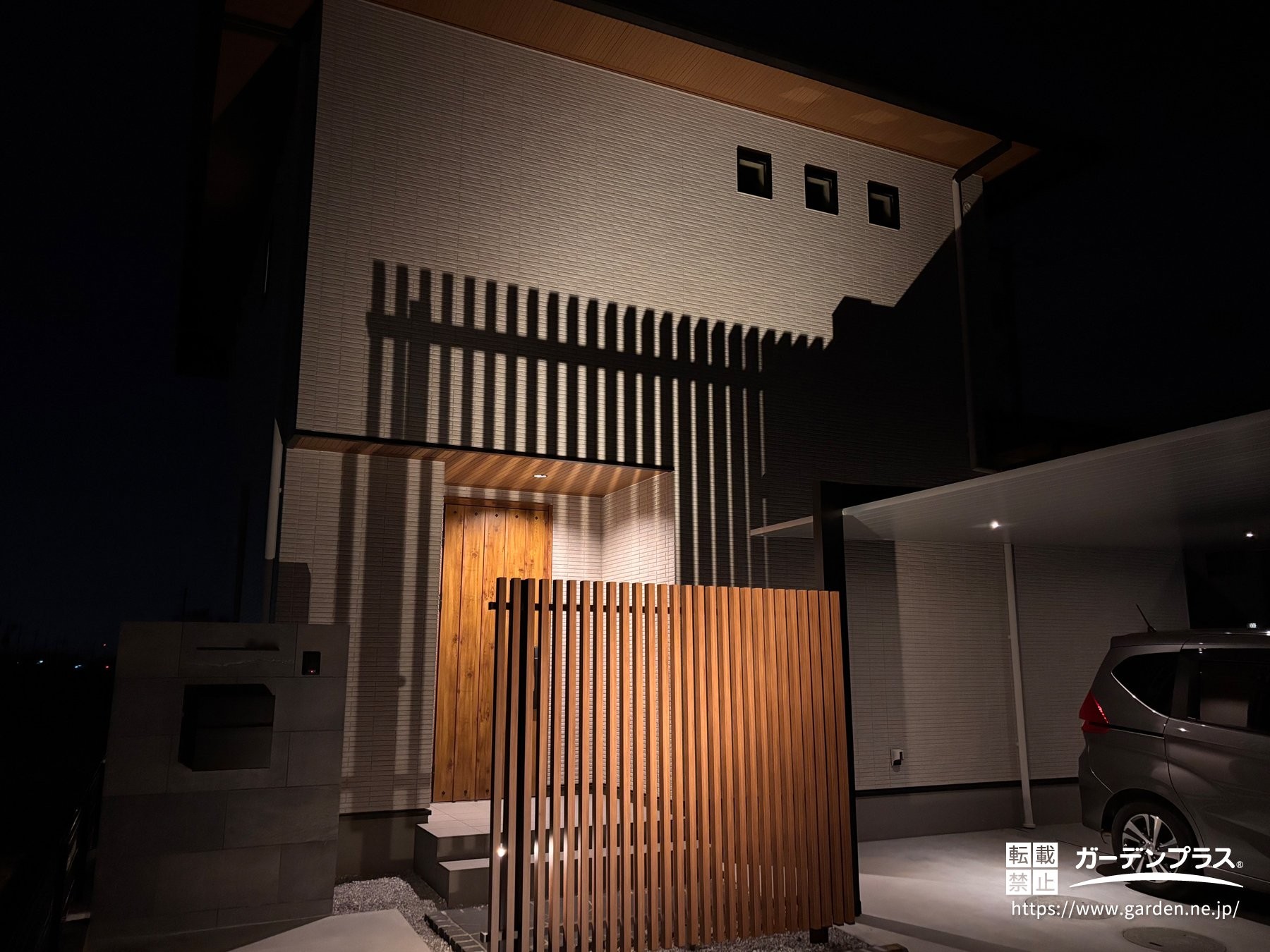 木調スクリーンの影が幻想的な外構照明