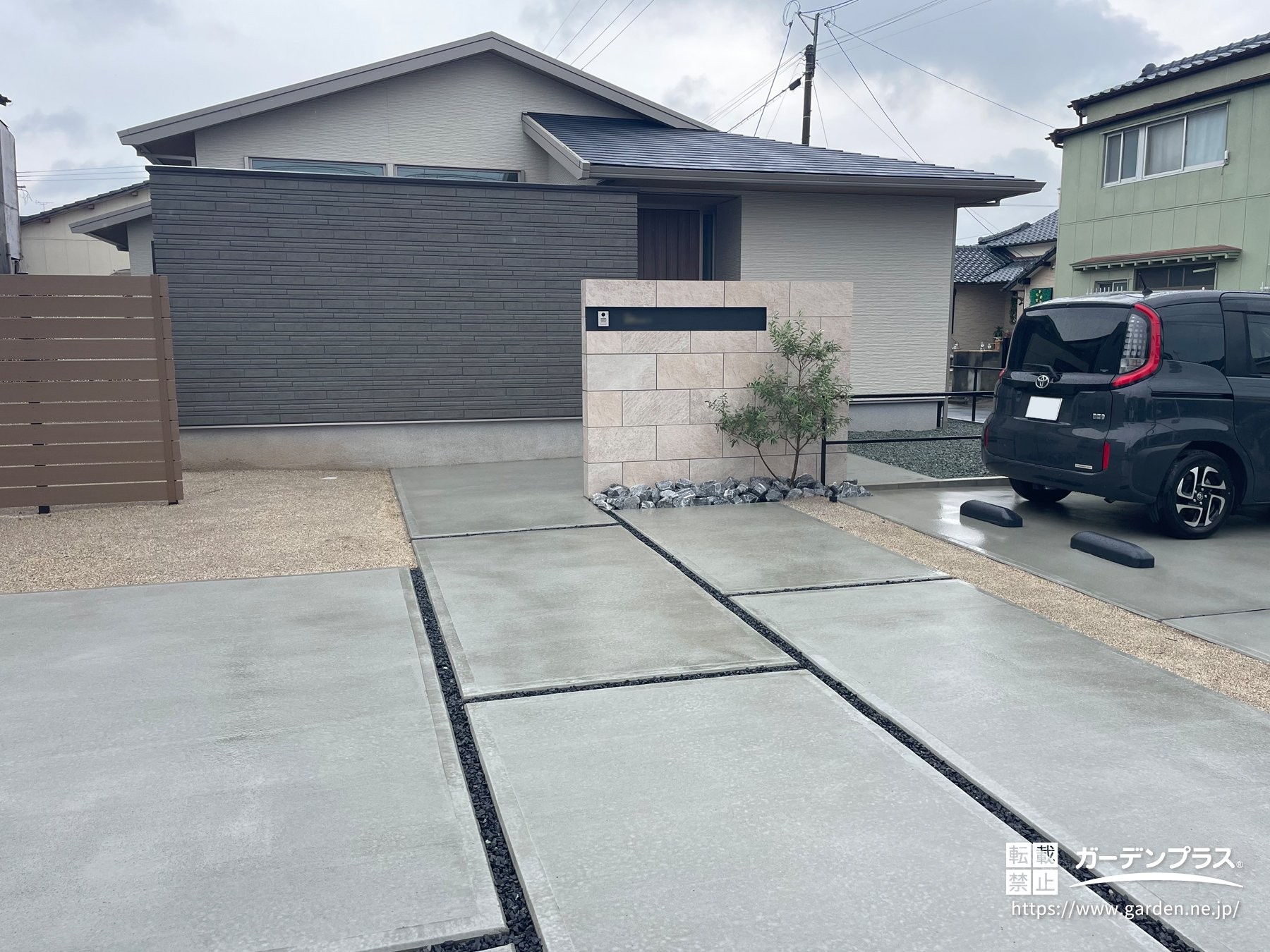 門柱と植栽が目立つすっきりとした外構