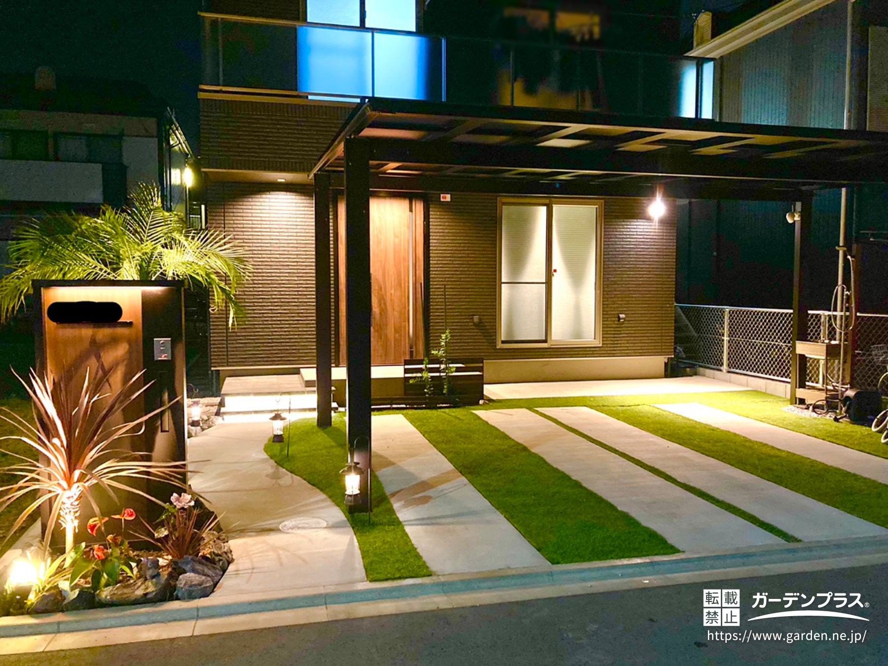 複数の照明を配置した華やかな外構