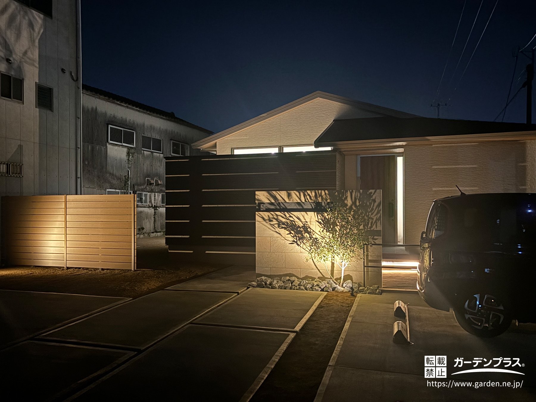 門柱に映し出された幻想的な植栽の影