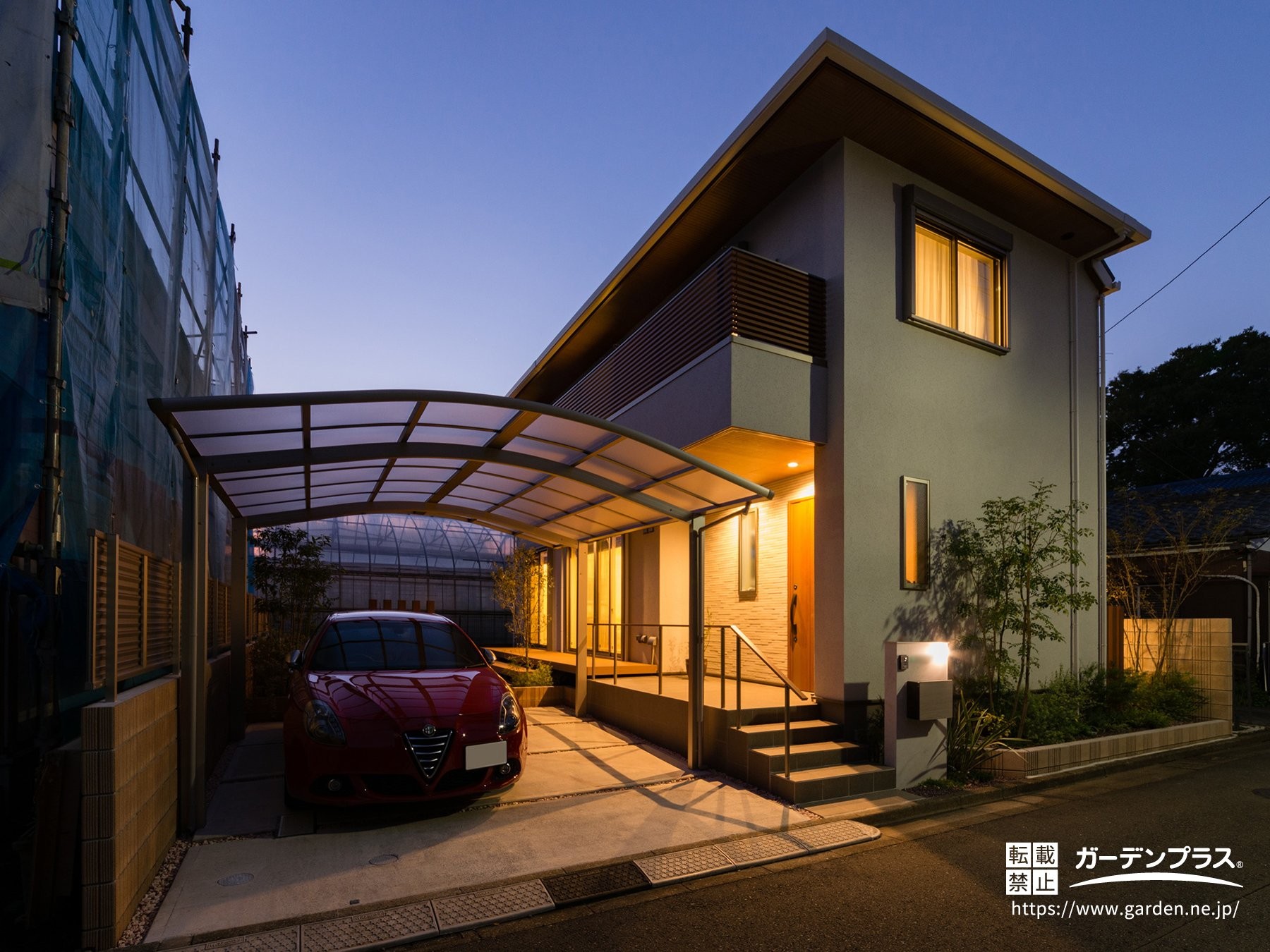 玄関先を照らす温かな色合いの外構照明