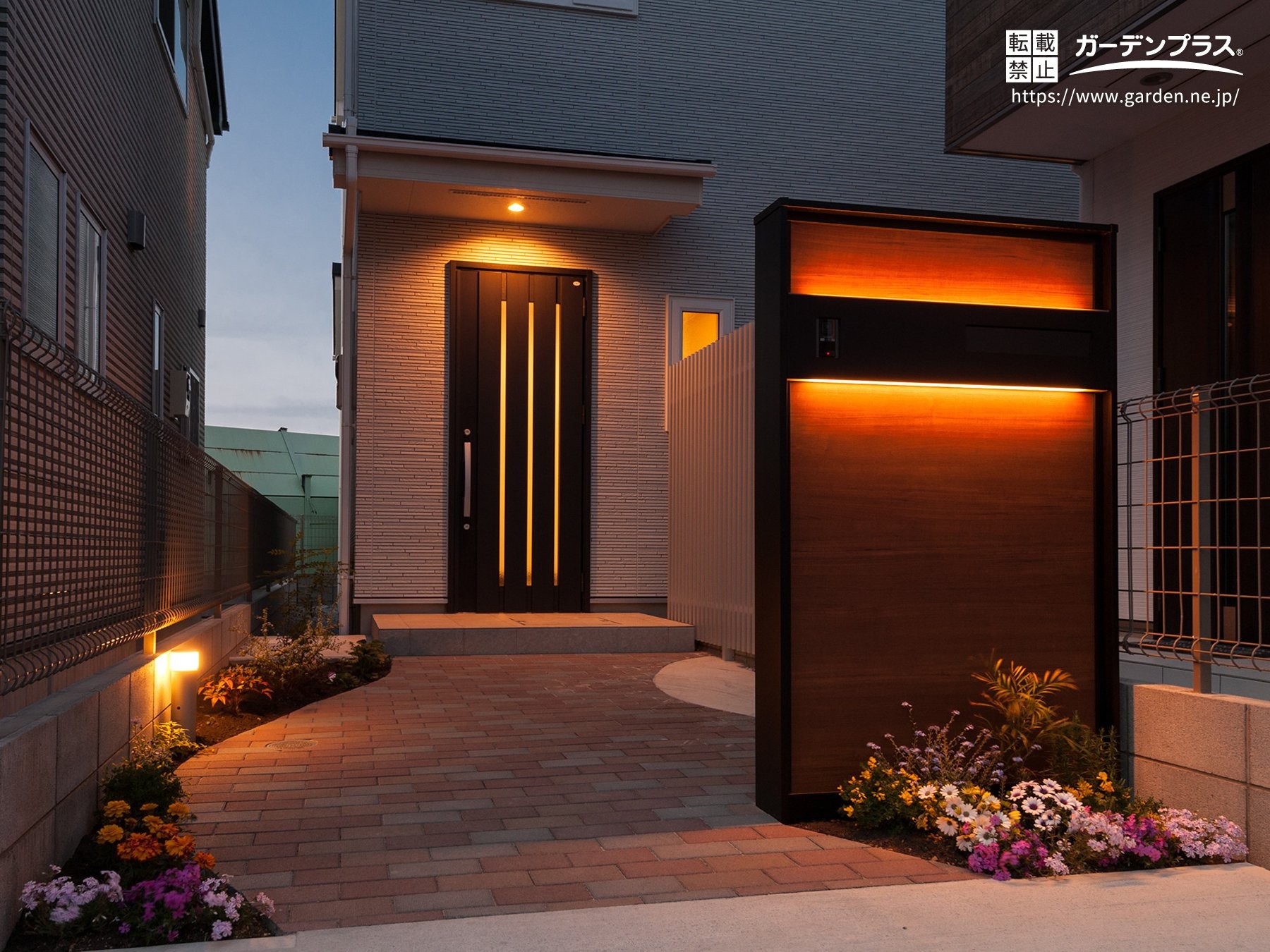 機能門柱と花壇の間接照明