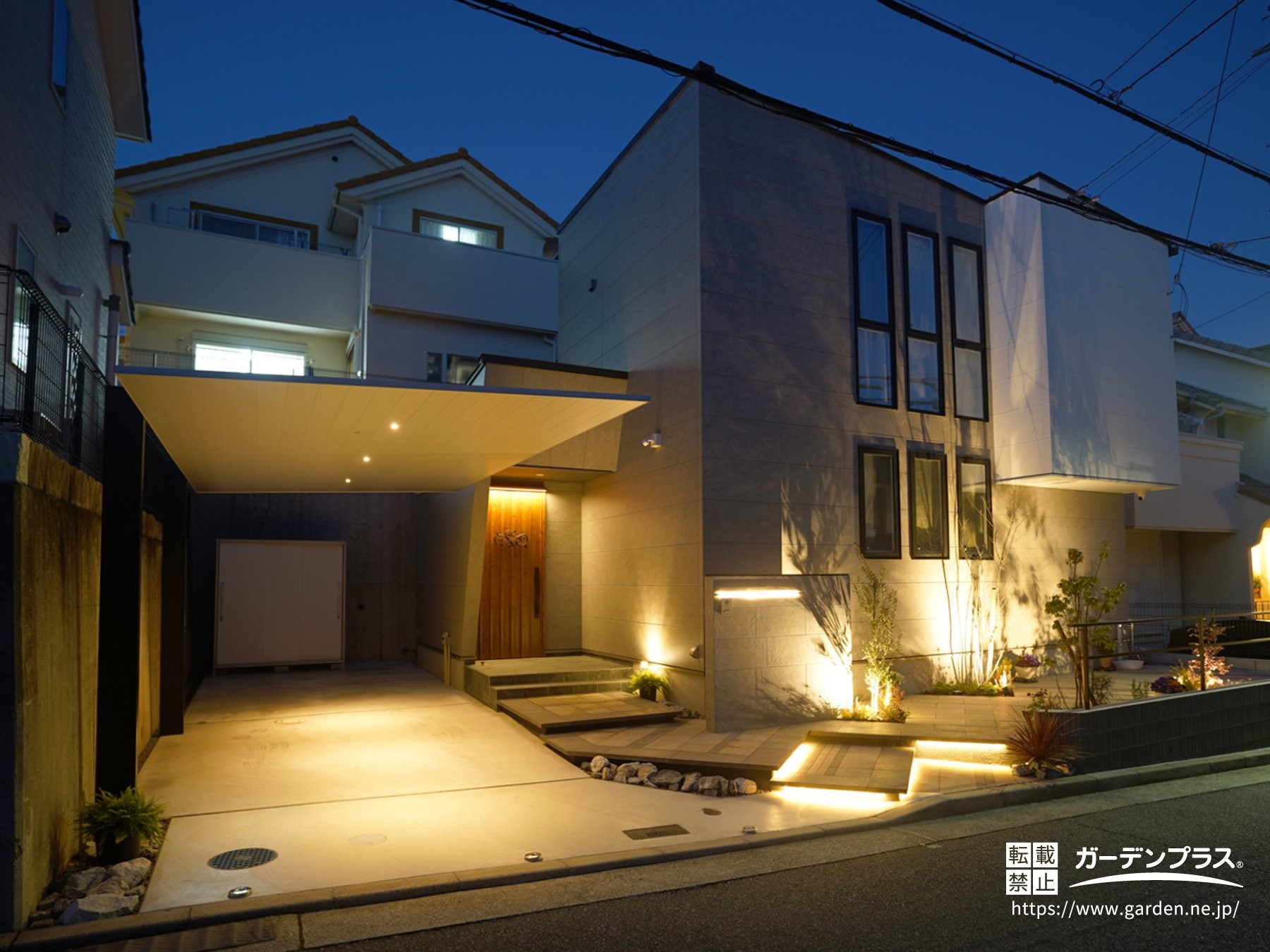 駐車スペースやアプローチを照らす外構照明