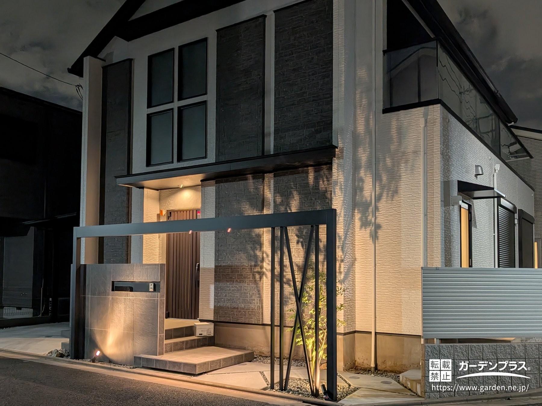 門柱・フレーム・植栽が光に映える洗練された外構