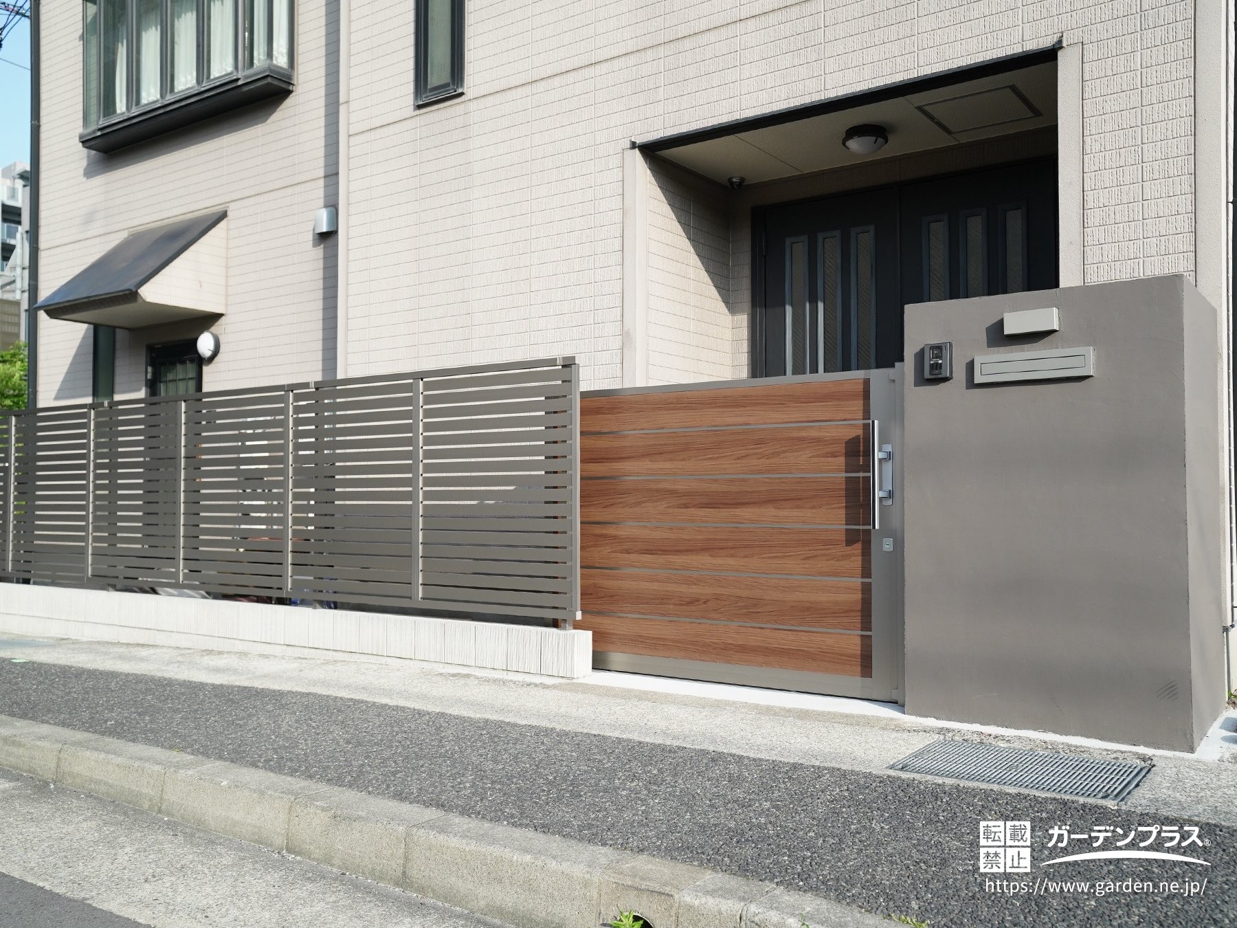 木調のスライド門扉がおしゃれな外構