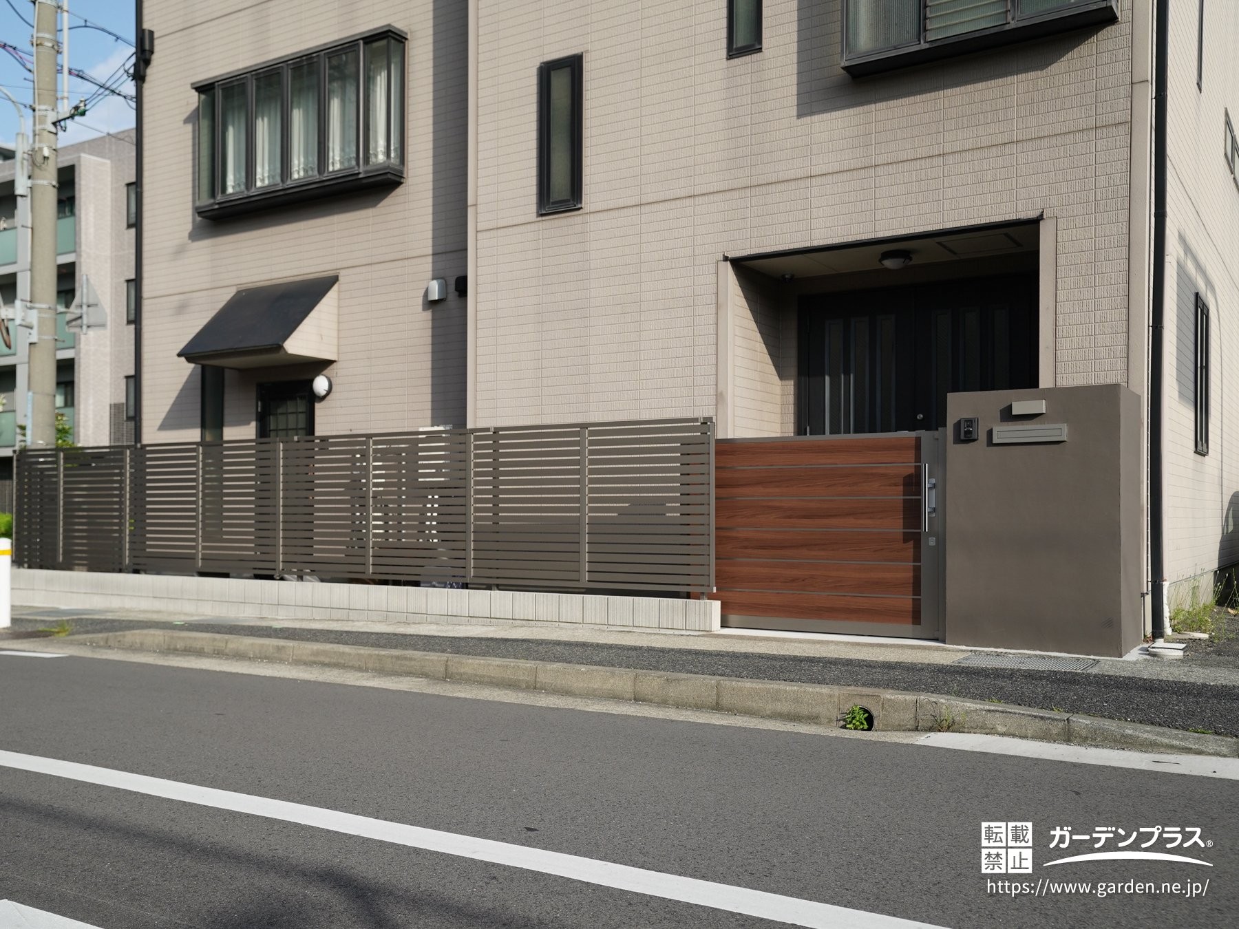 木調のスライド門扉がおしゃれな外構