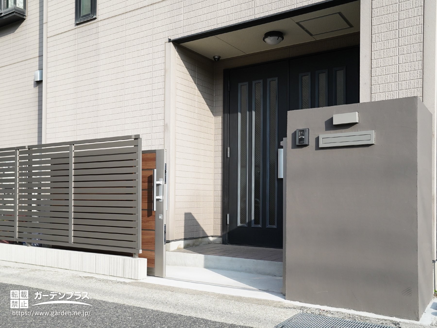 スペースを取らず開閉できる引戸タイプの門扉