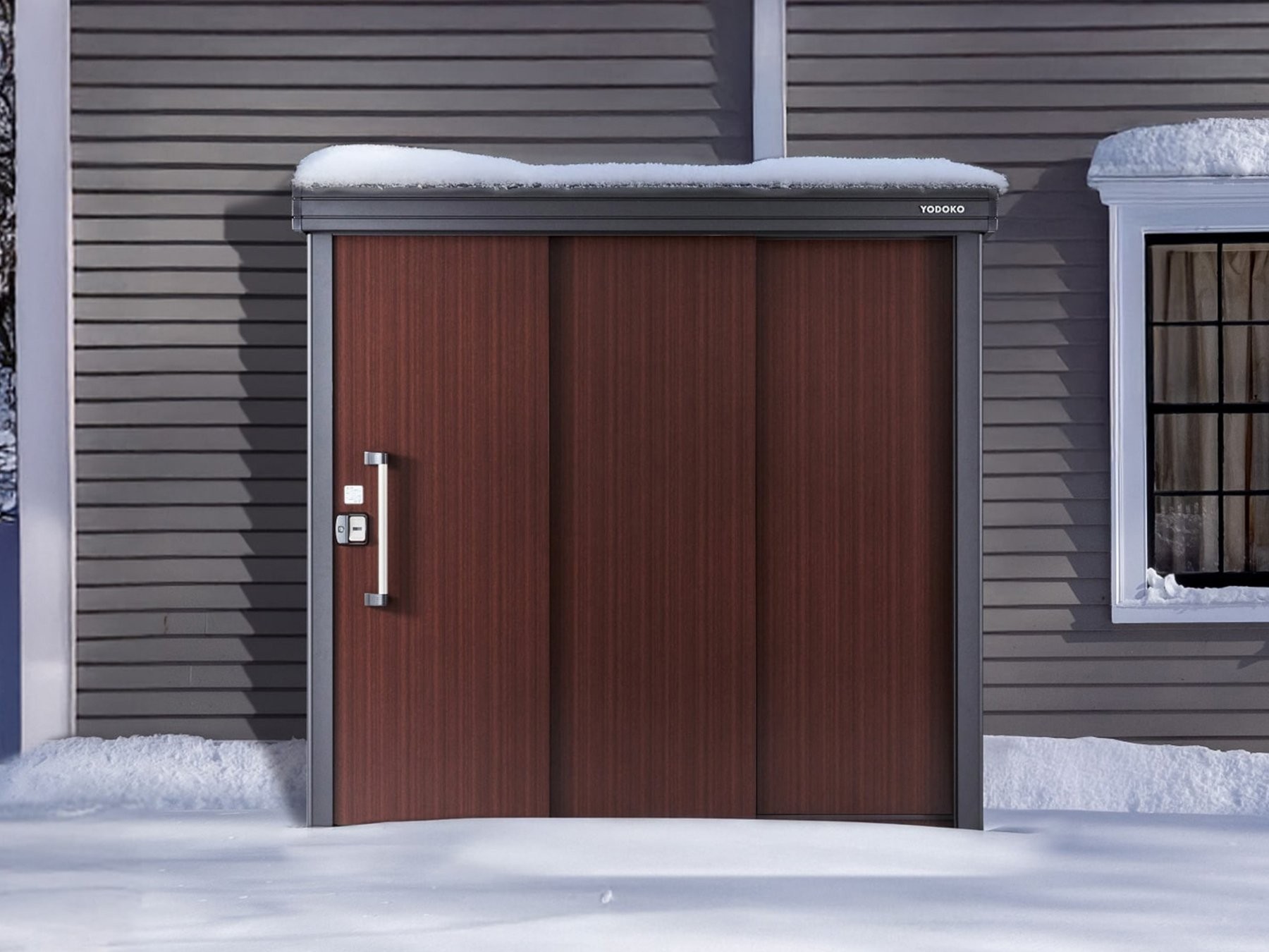 雪の降る場所に設置されたBLACKエルモ