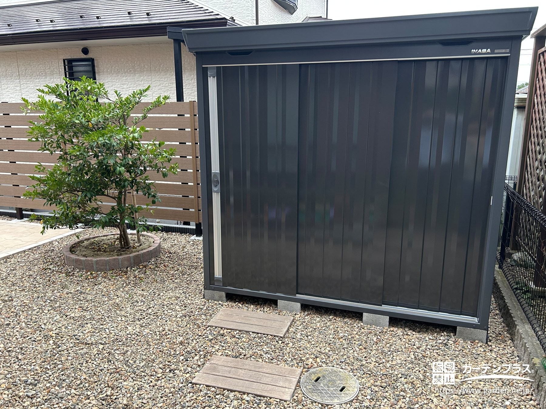 フランネルグレーの物置と植栽