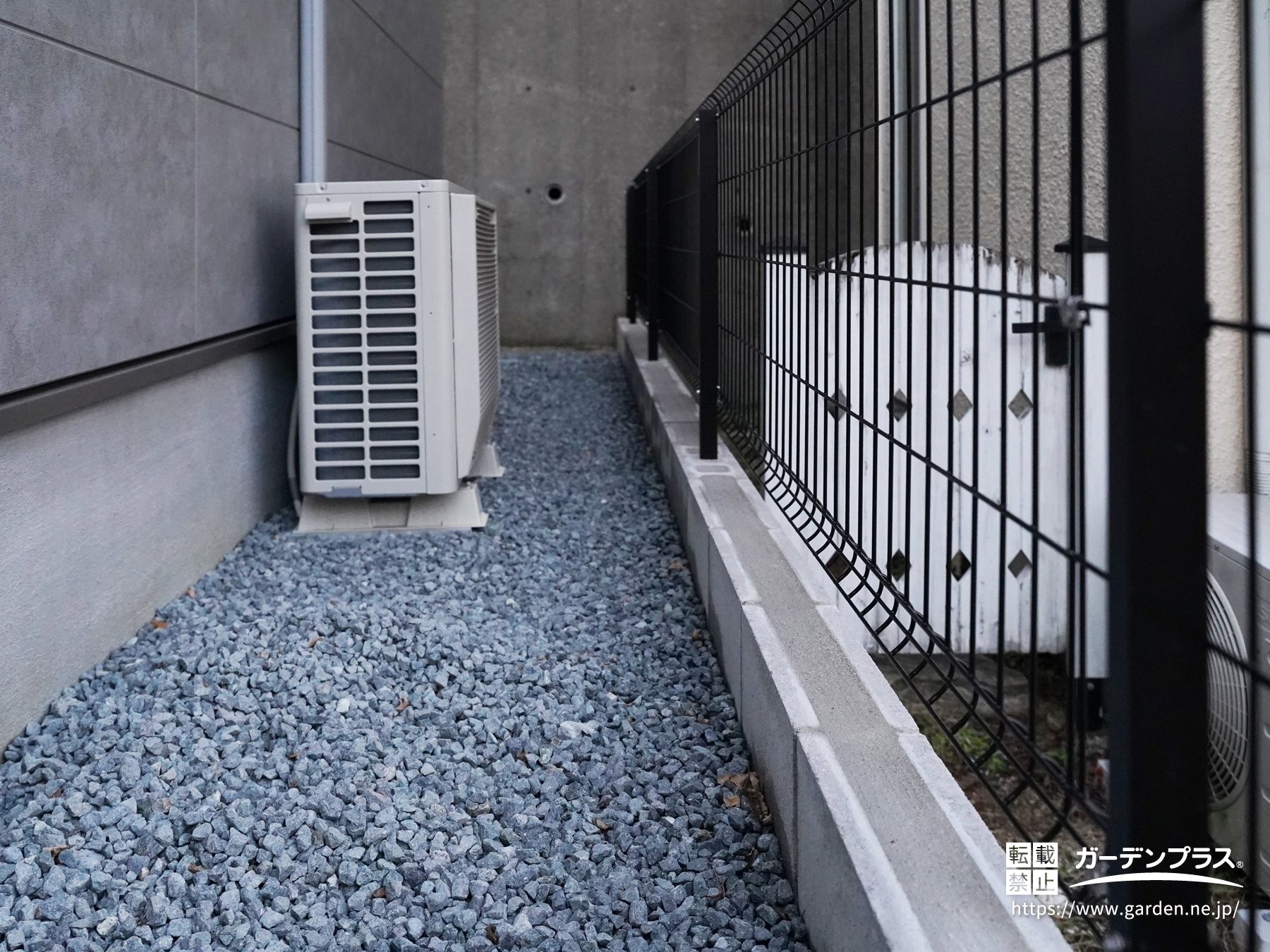 砂利を敷設した犬走り