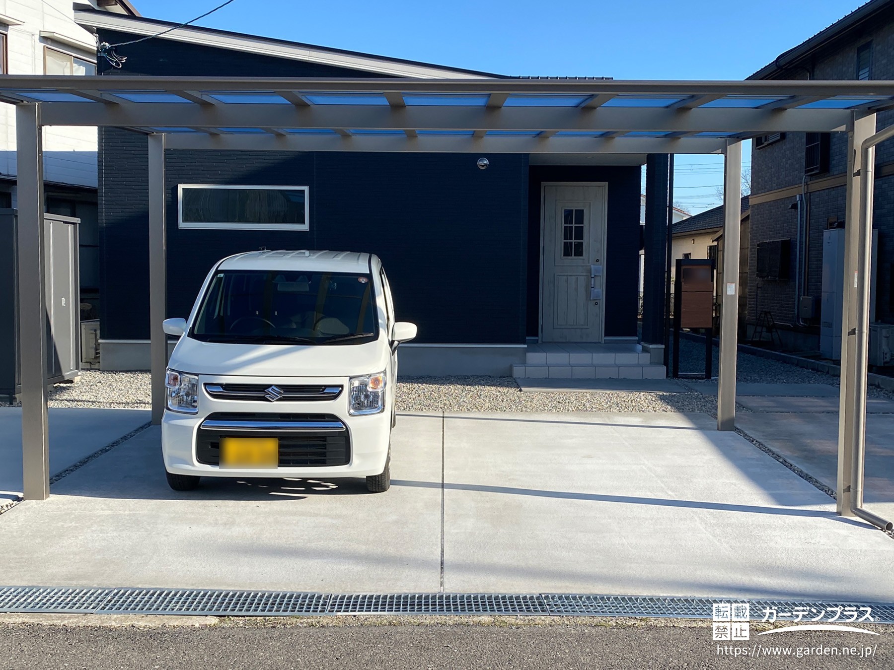 2台用カーポートと並列駐車スペース