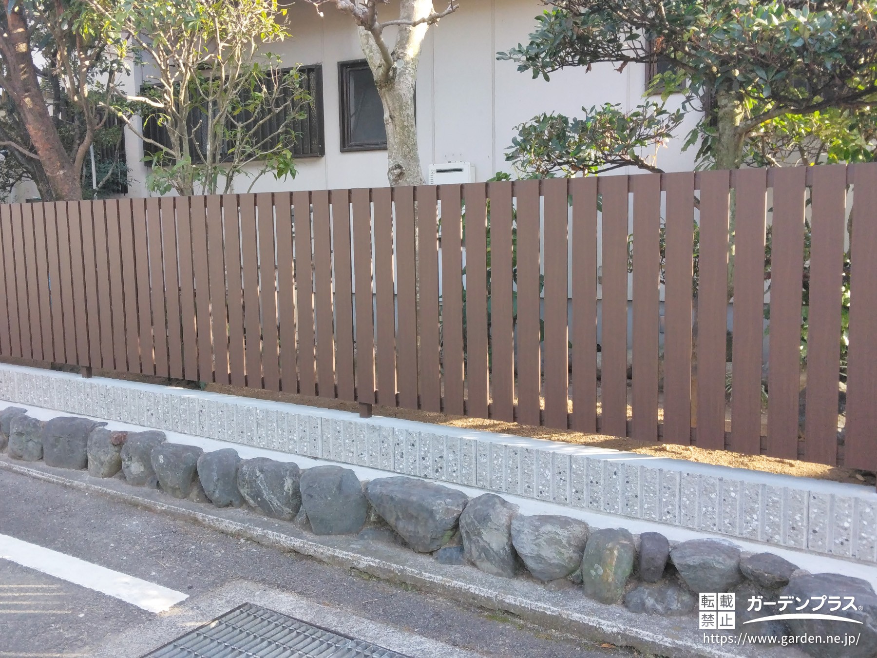木目調が美しいフェンス