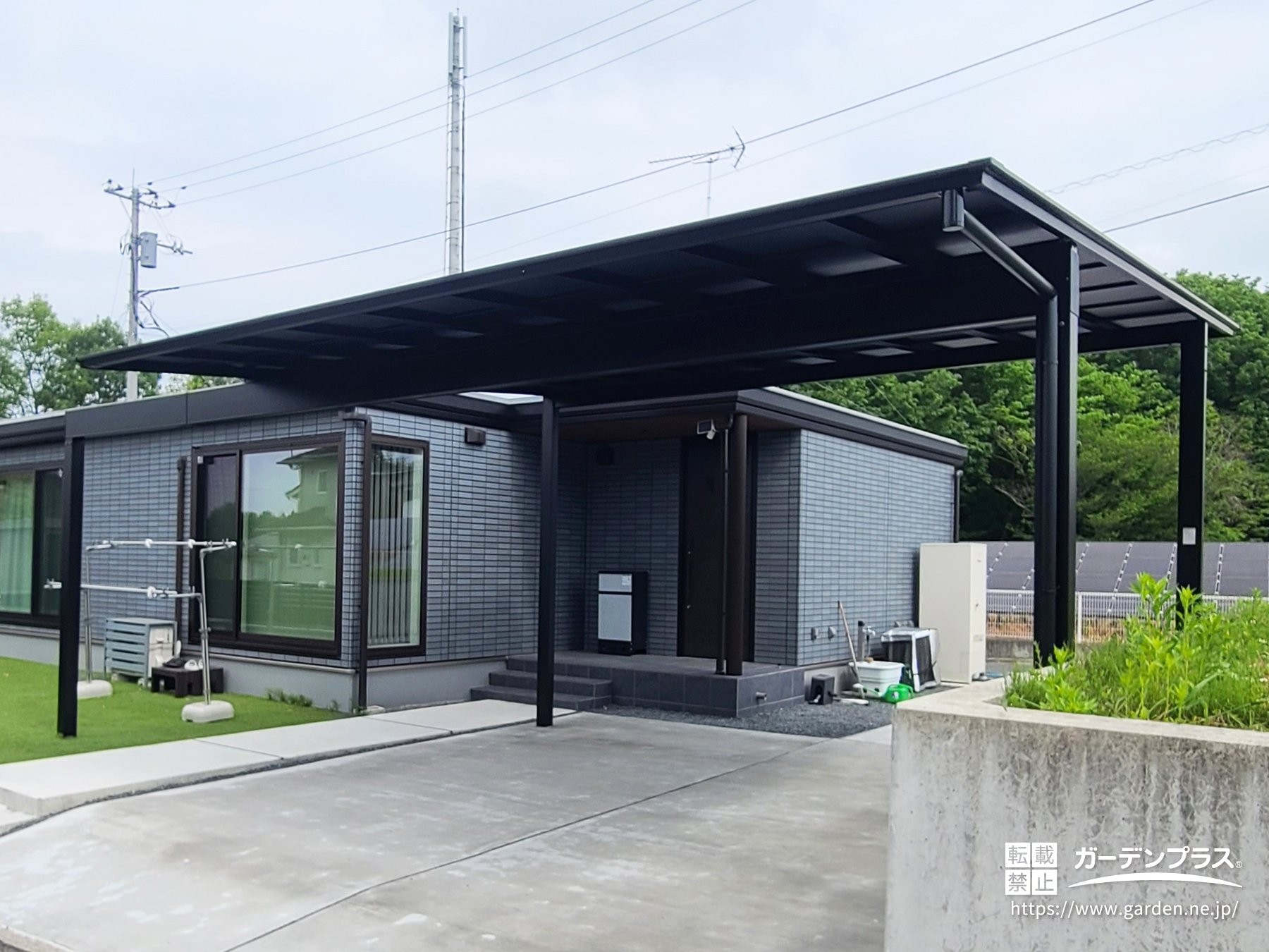 スタイリッシュなブラックポリカのカーポート