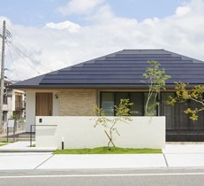 植栽が平屋建物を引き立たせる和モダン外構