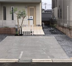 門まわりもすっきり見せる雑草対策