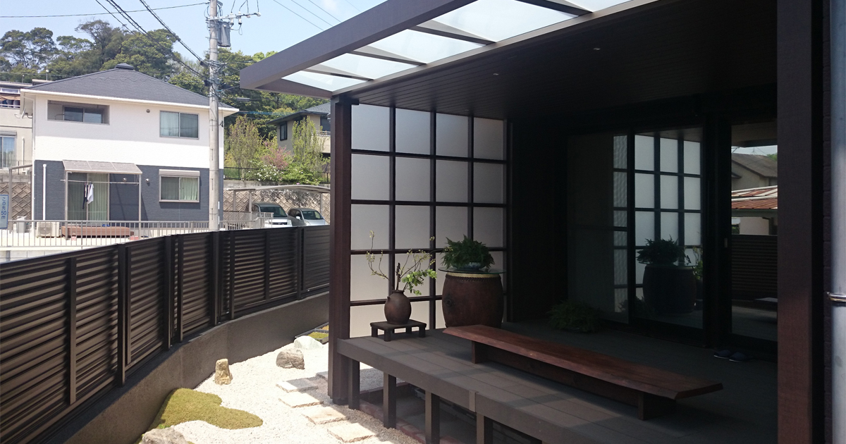 枯山水のお庭を臨む ウッドデッキとテラス屋根でつくる和の空間 かんたん庭レシピ 枯山水のお庭を臨む ウッドデッキとテラス屋根でつくる和の空間 かんたん庭レシピ