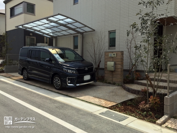 植栽が映えるカジュアルな雰囲気の駐車スペース