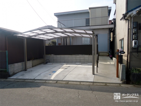 広々とした現代風の駐車スペース