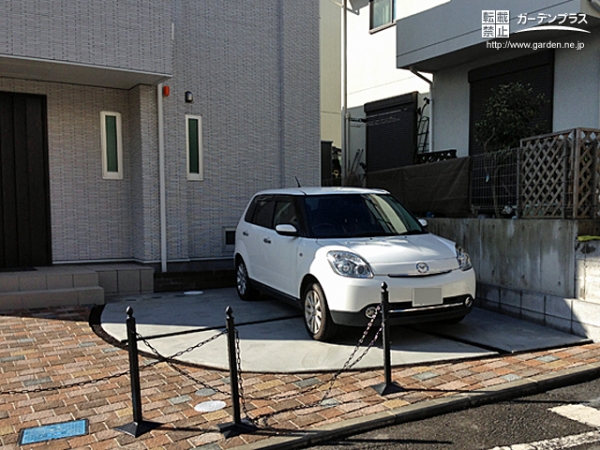 暖色のインターロッキングと白色のタイルが暖かみを演出する駐車スペース